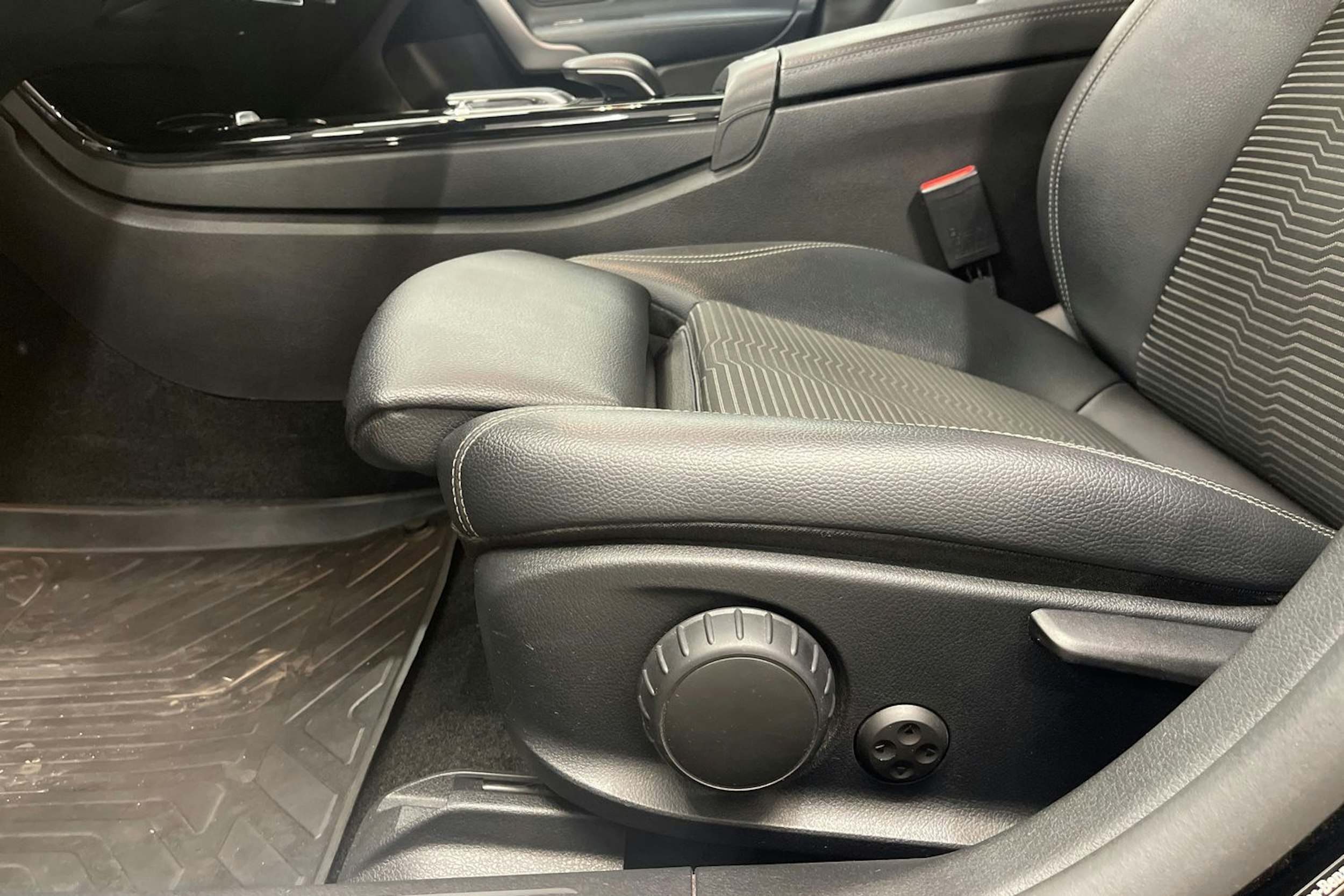 Musta Mercedes-Benz CLA 2020 kuva 14.