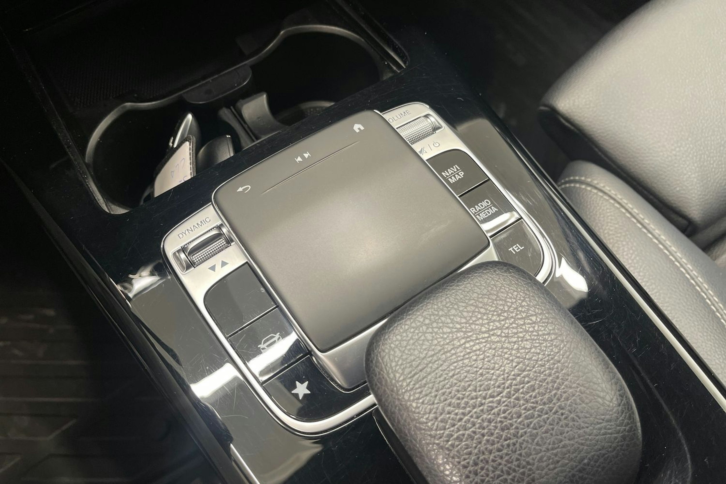 Musta Mercedes-Benz CLA 2020 kuva 22.