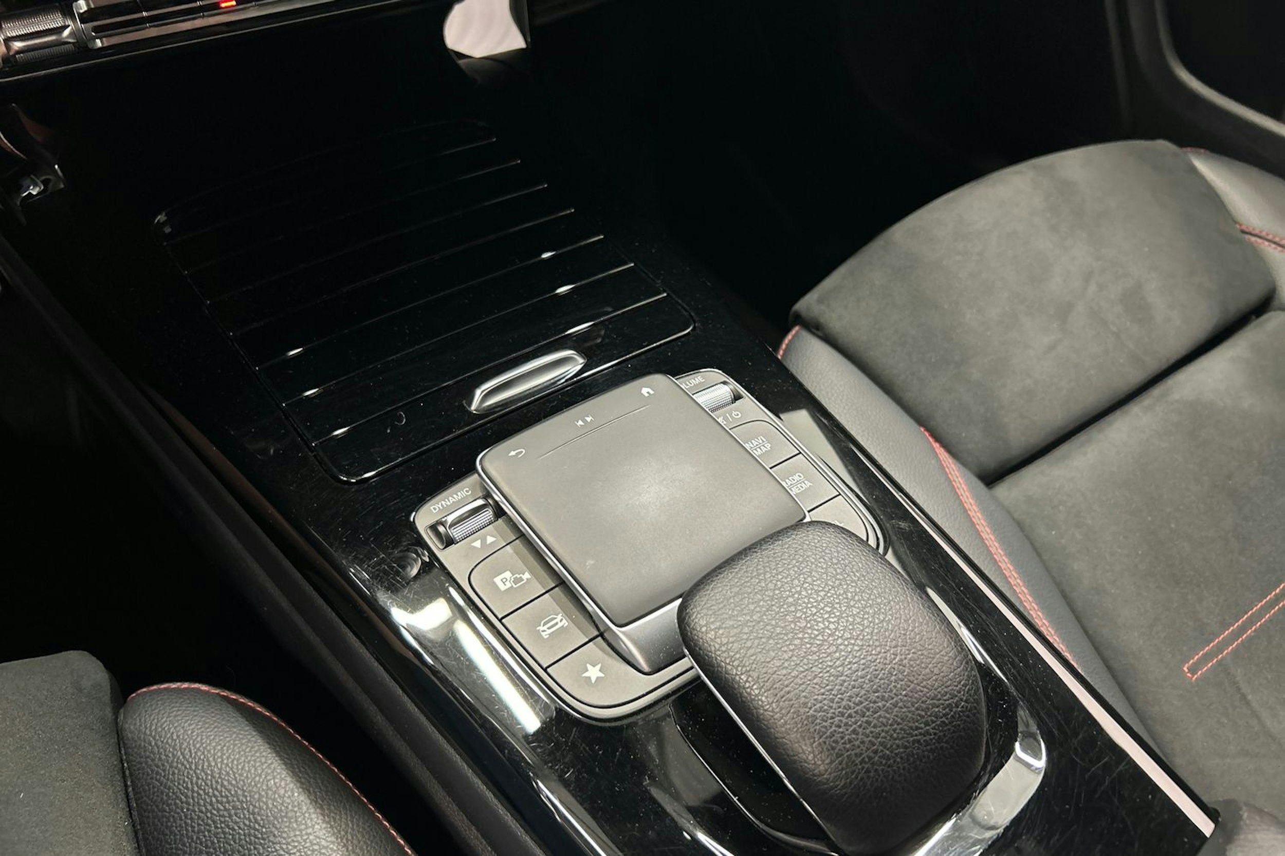 valkoinen Mercedes-Benz CLA 2020 kuva 24.