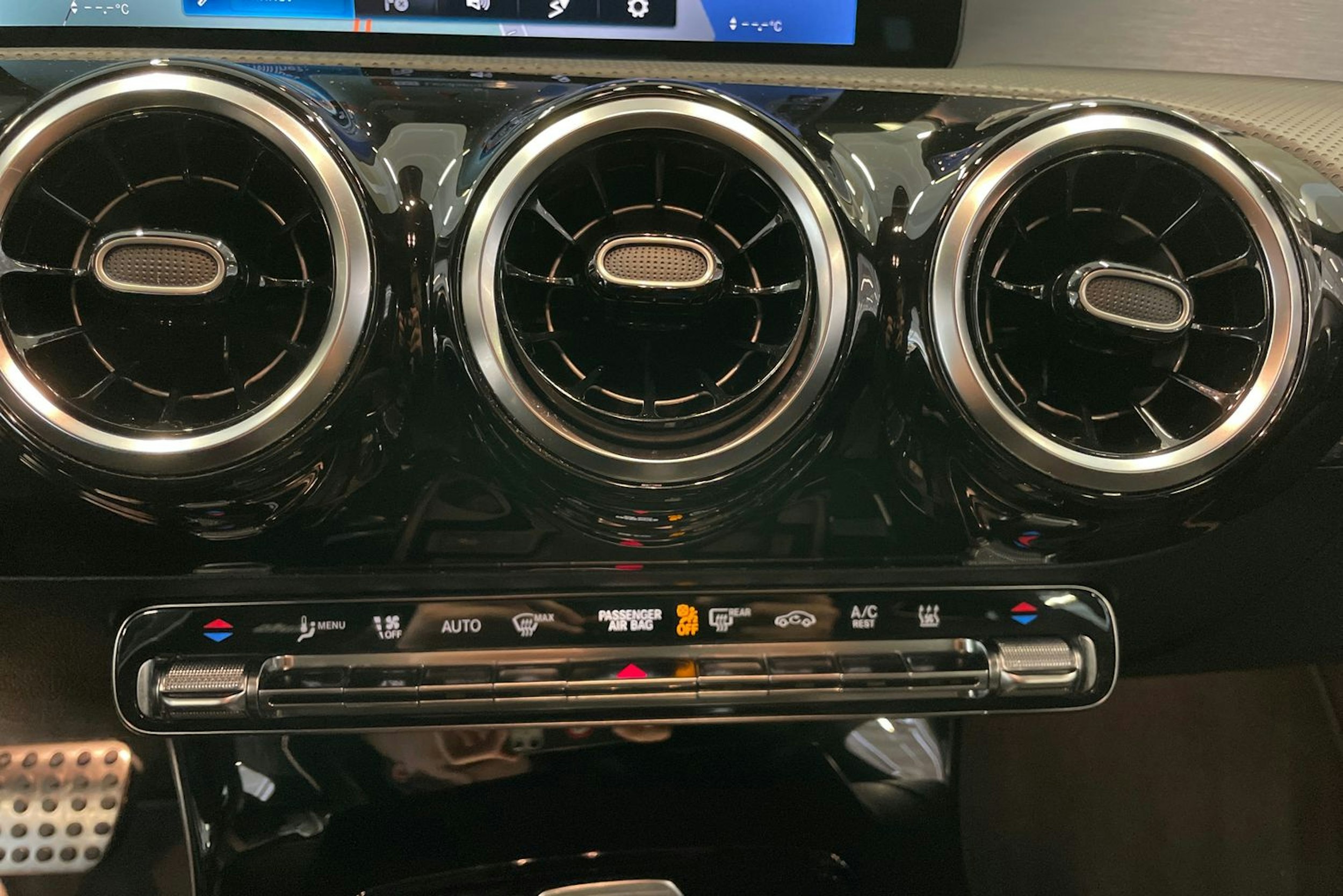 Musta Mercedes-Benz CLA 2021 kuva 16.