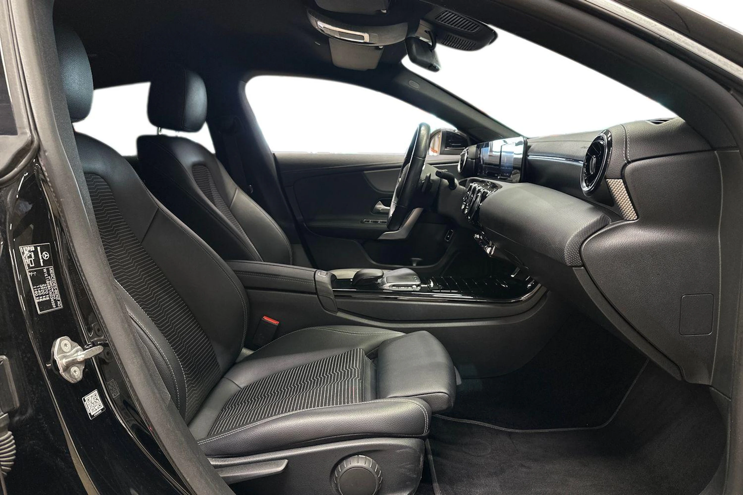 musta Mercedes-Benz CLA 2021 kuva 12.