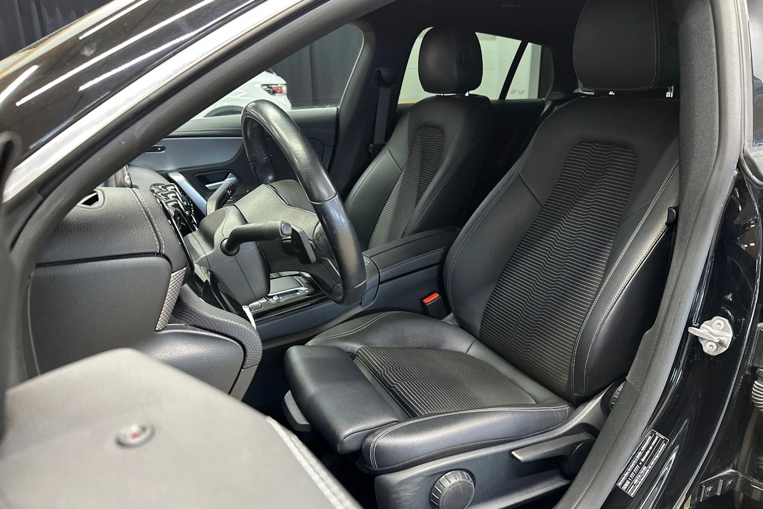 musta Mercedes-Benz CLA 2021 kuva 15.