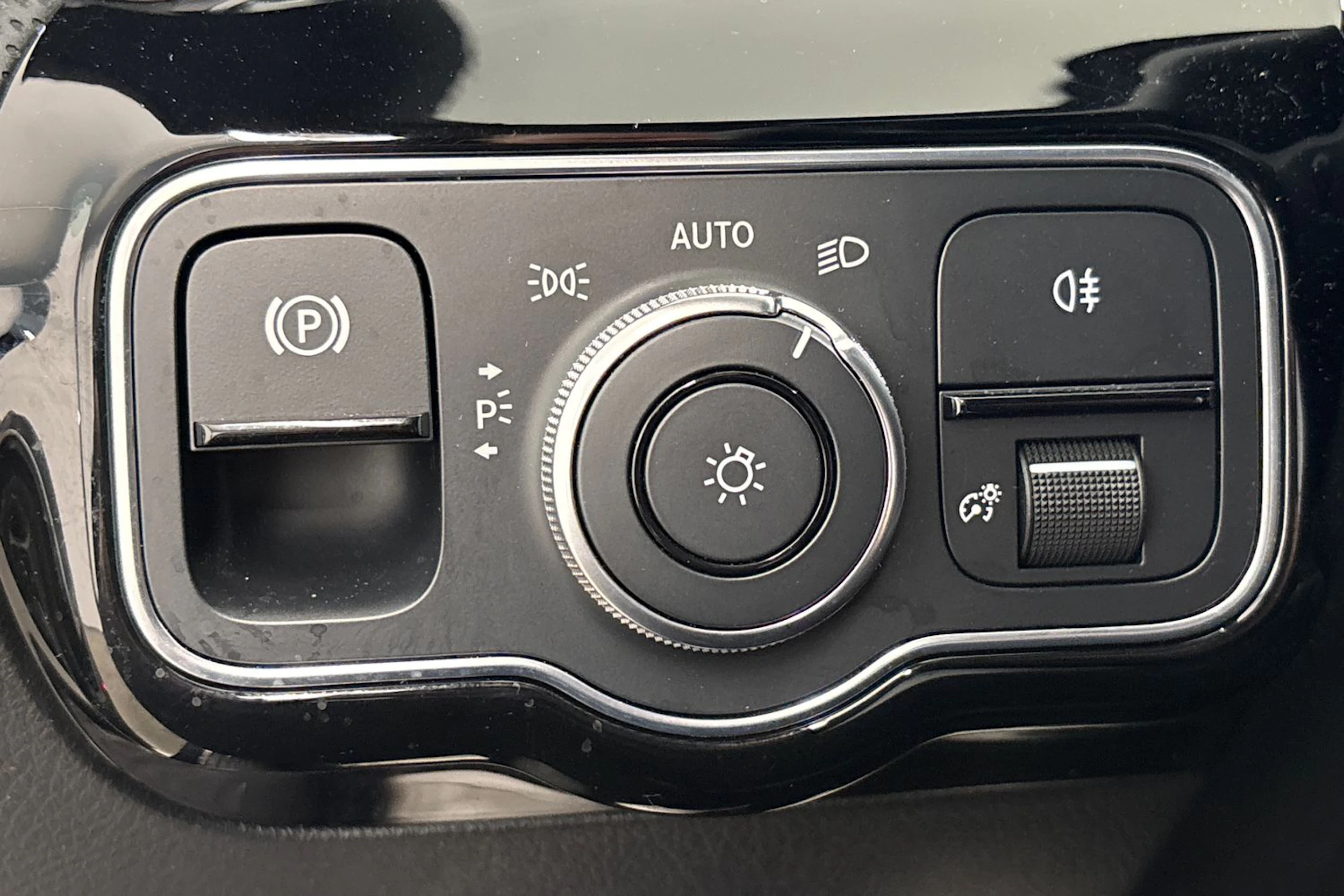 musta Mercedes-Benz CLA 2021 kuva 17.