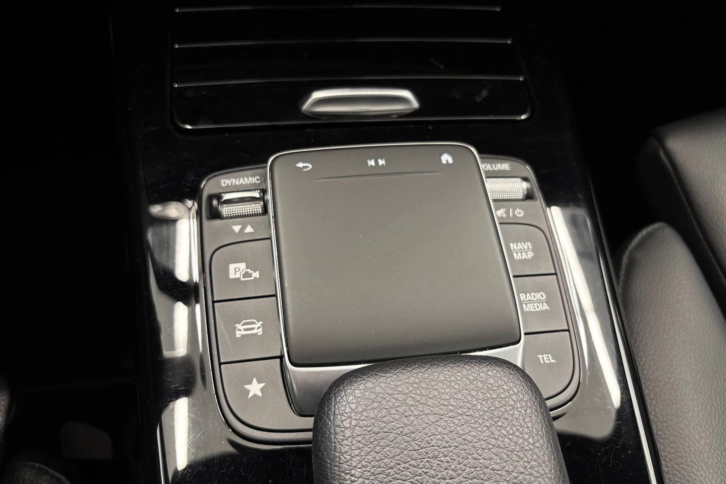 musta Mercedes-Benz CLA 2021 kuva 20.