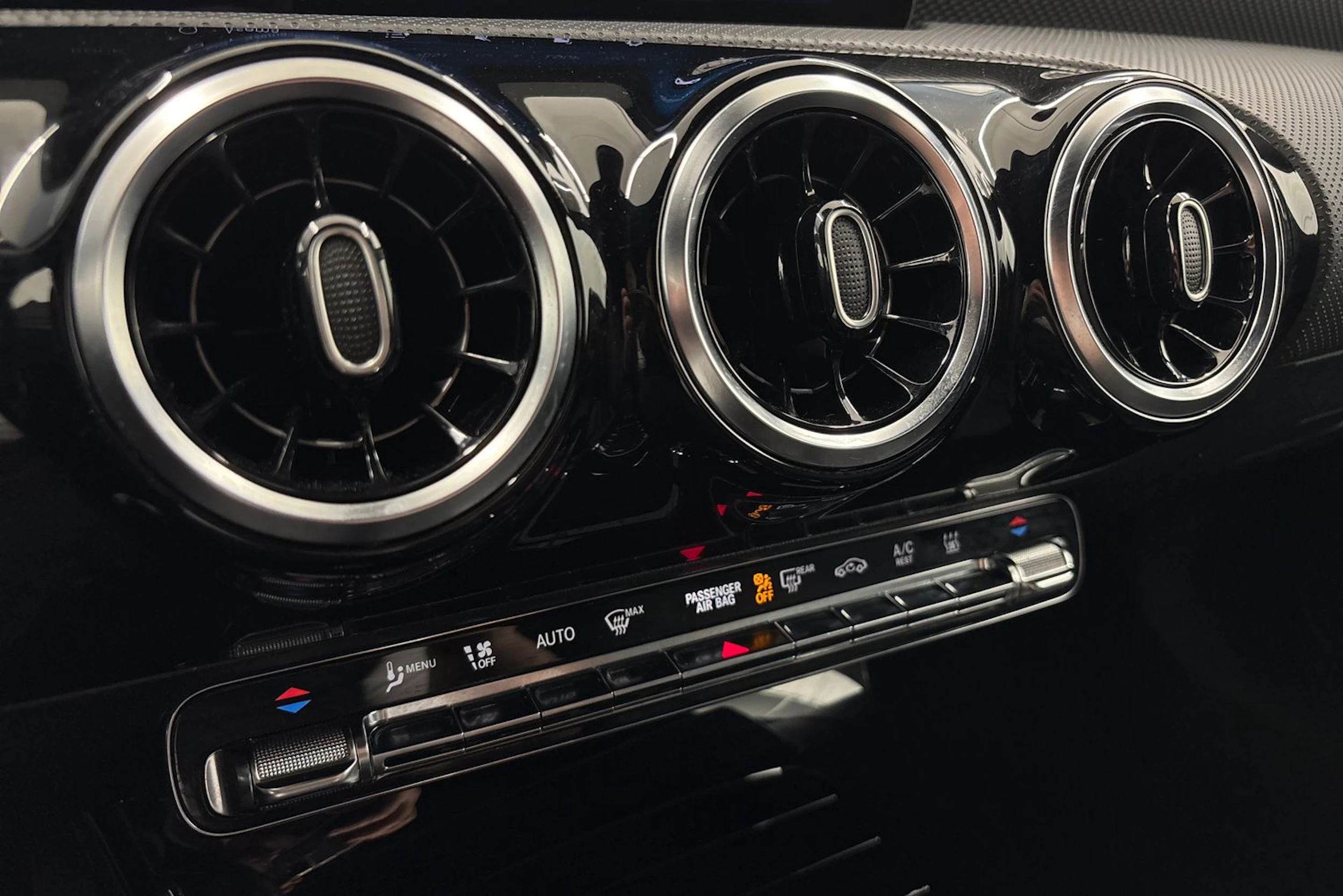 musta Mercedes-Benz CLA 2021 kuva 21.