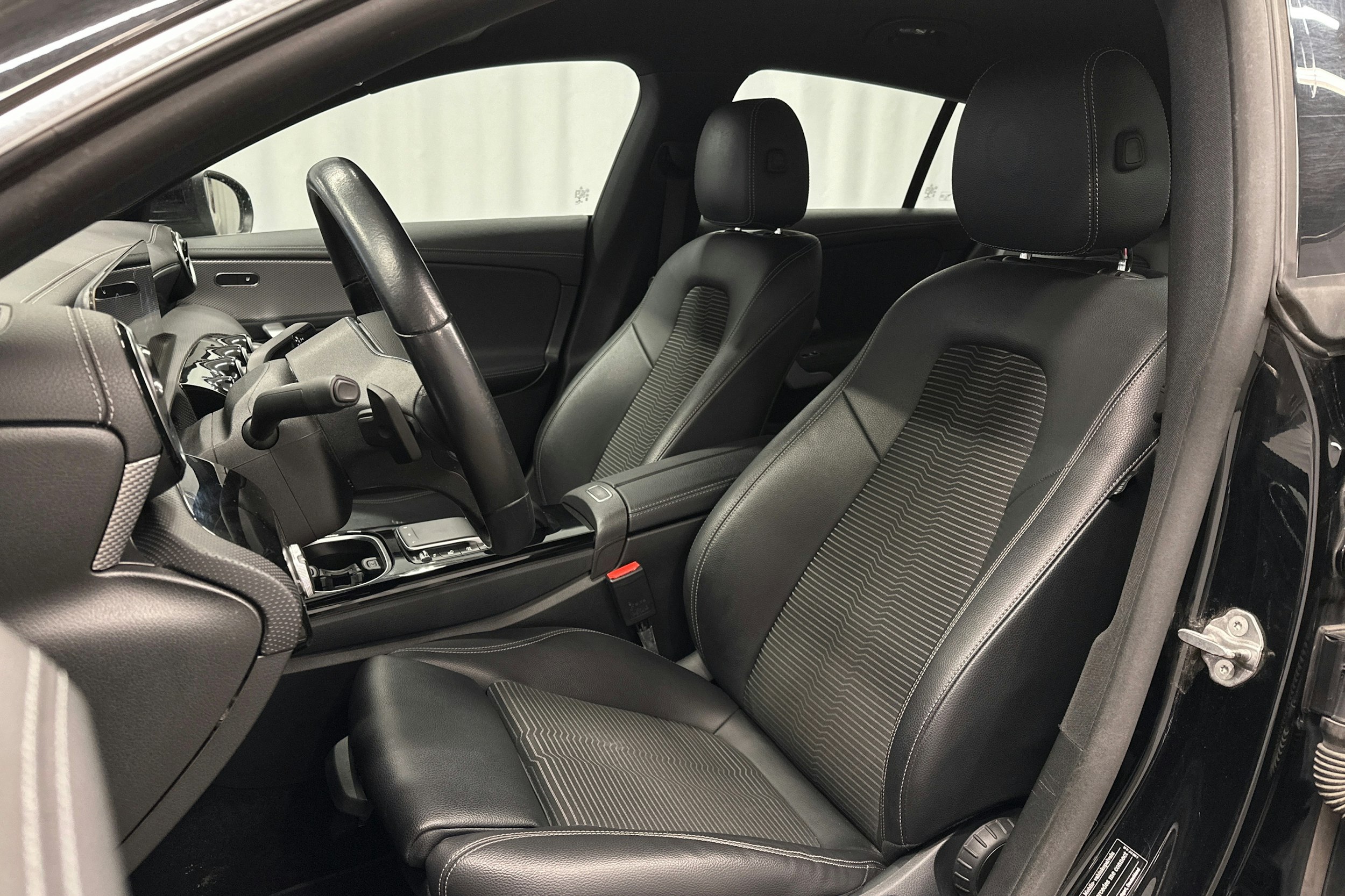 musta Mercedes-Benz CLA 2021 kuva 16.