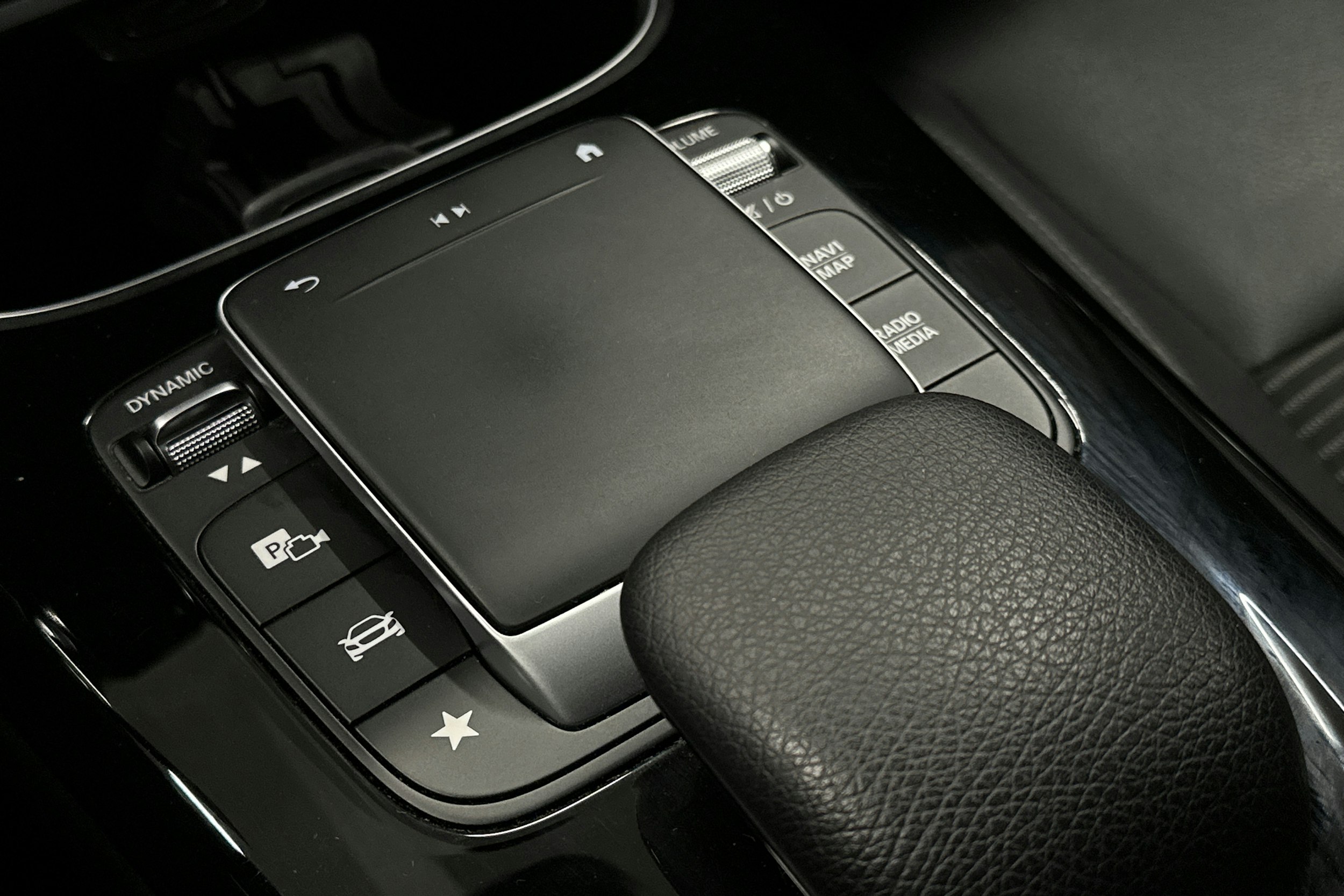 musta Mercedes-Benz CLA 2021 kuva 28.