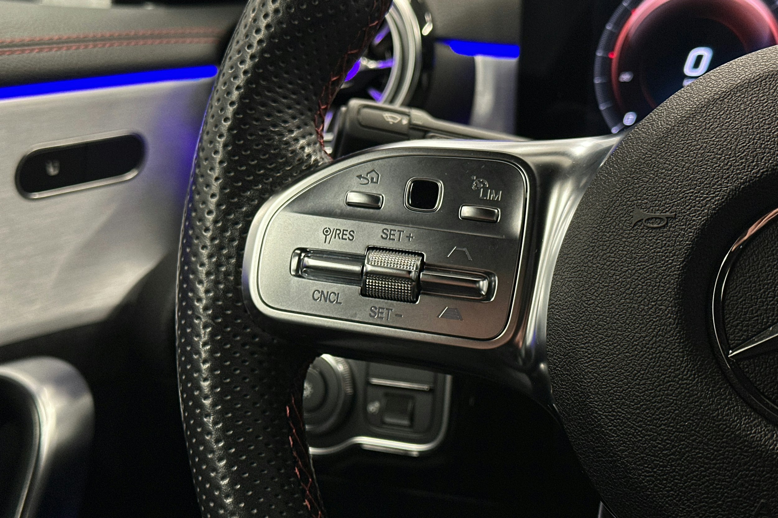 harmaa Mercedes-Benz CLA 2021 kuva 19.