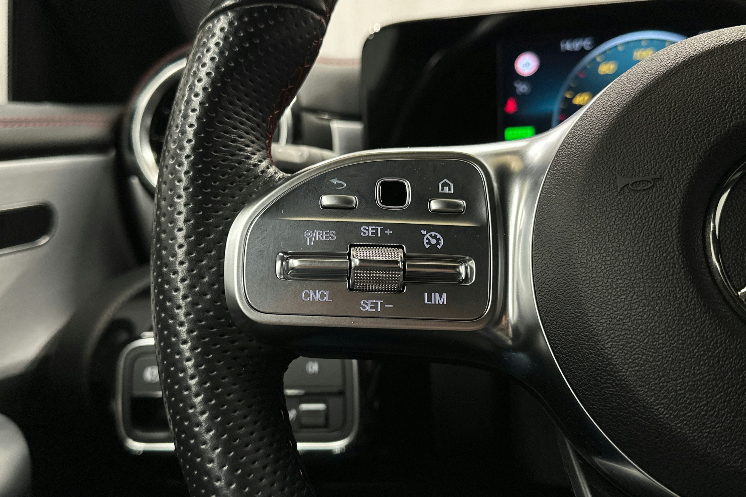 keltainen Mercedes-Benz CLA 2021 kuva 14.