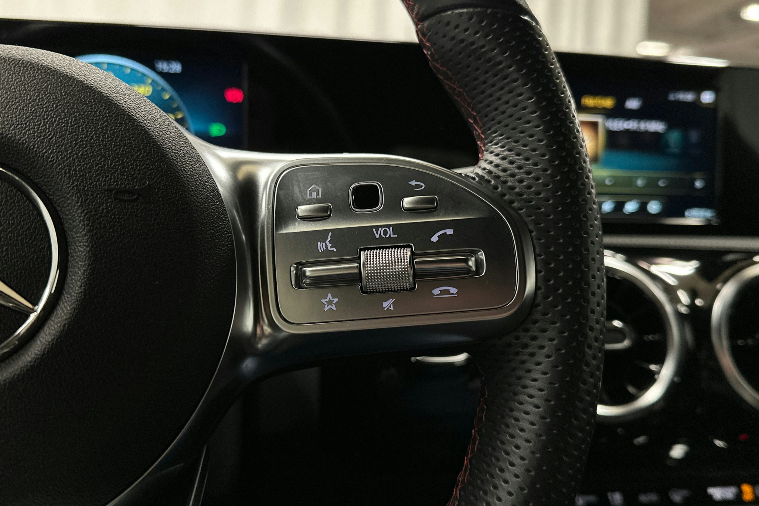 keltainen Mercedes-Benz CLA 2021 kuva 15.