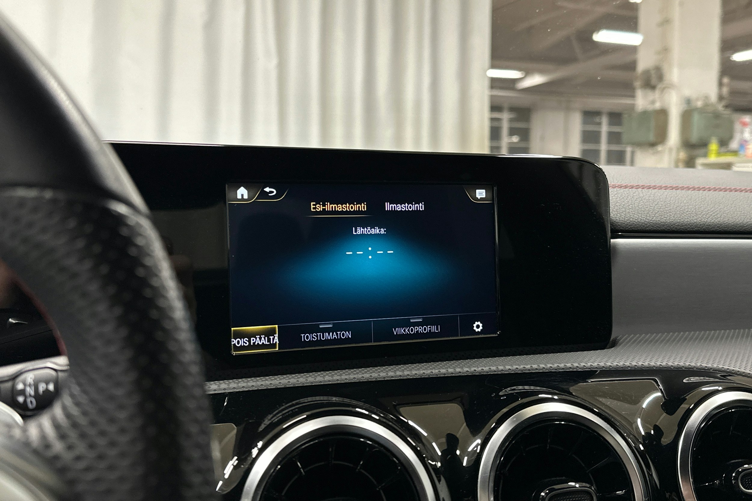 keltainen Mercedes-Benz CLA 2021 kuva 18.