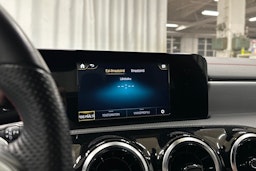 keltainen Mercedes-Benz CLA 2021 kuva 18.