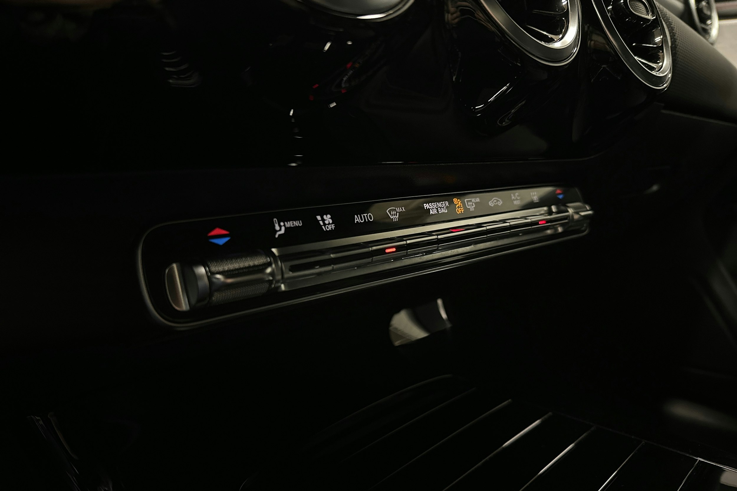 keltainen Mercedes-Benz CLA 2021 kuva 21.