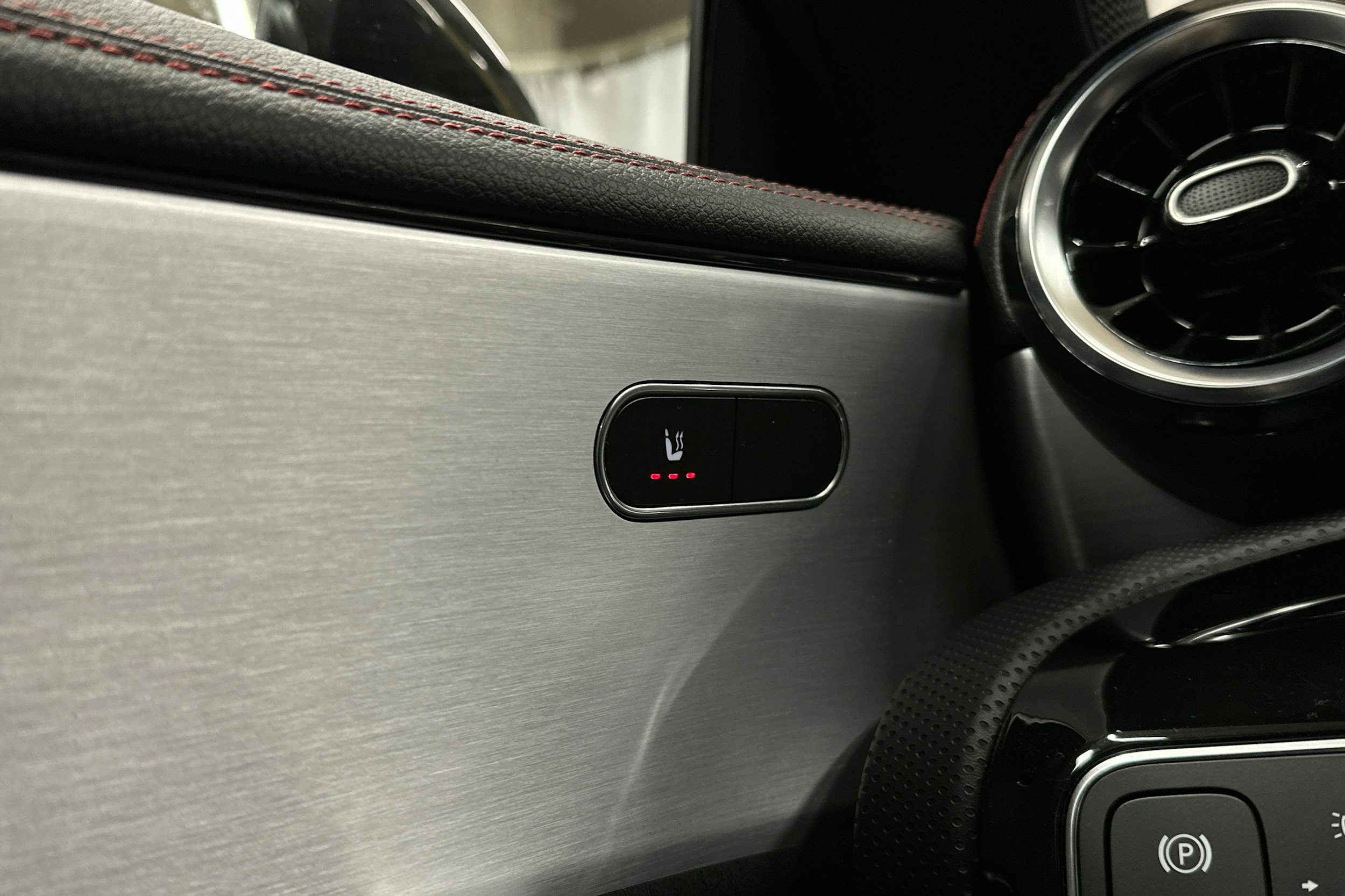 keltainen Mercedes-Benz CLA 2021 kuva 23.