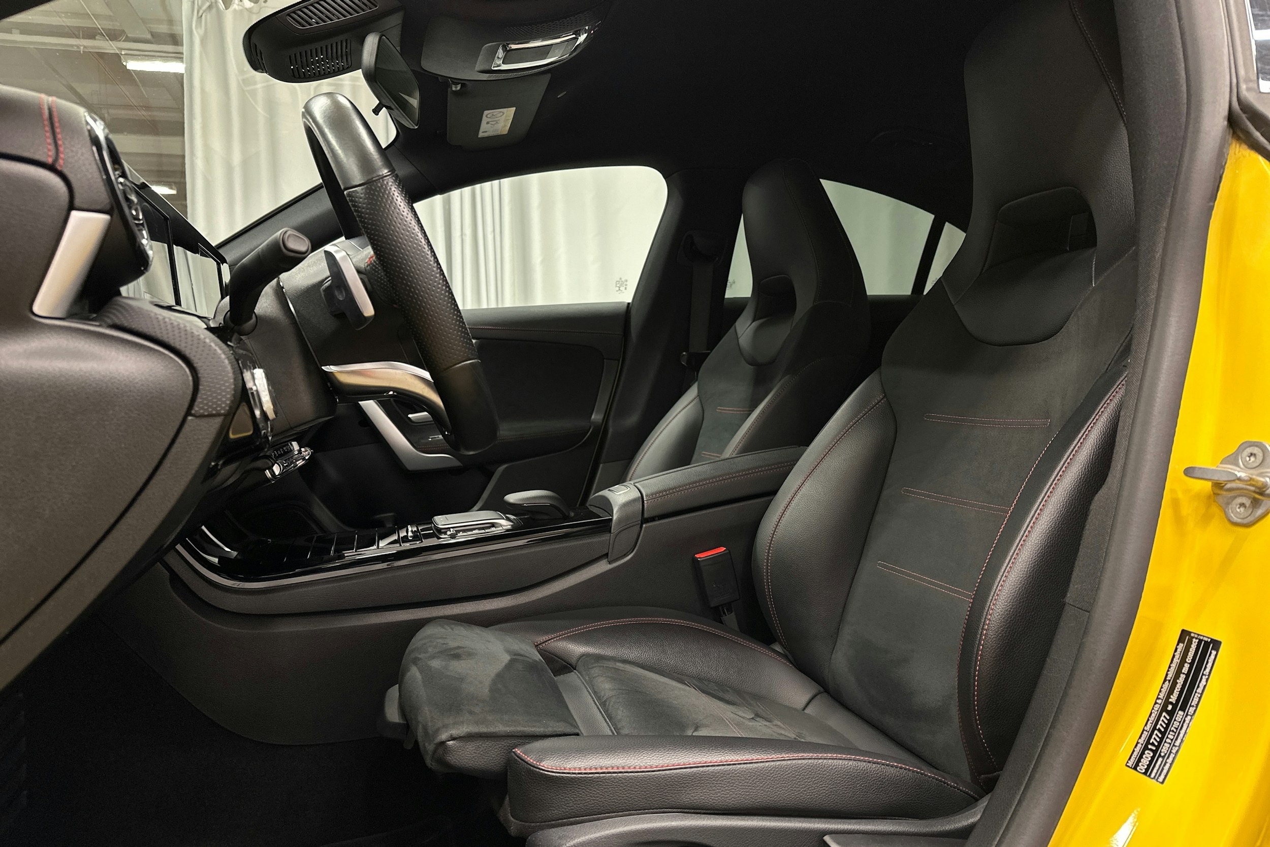 keltainen Mercedes-Benz CLA 2021 kuva 24.