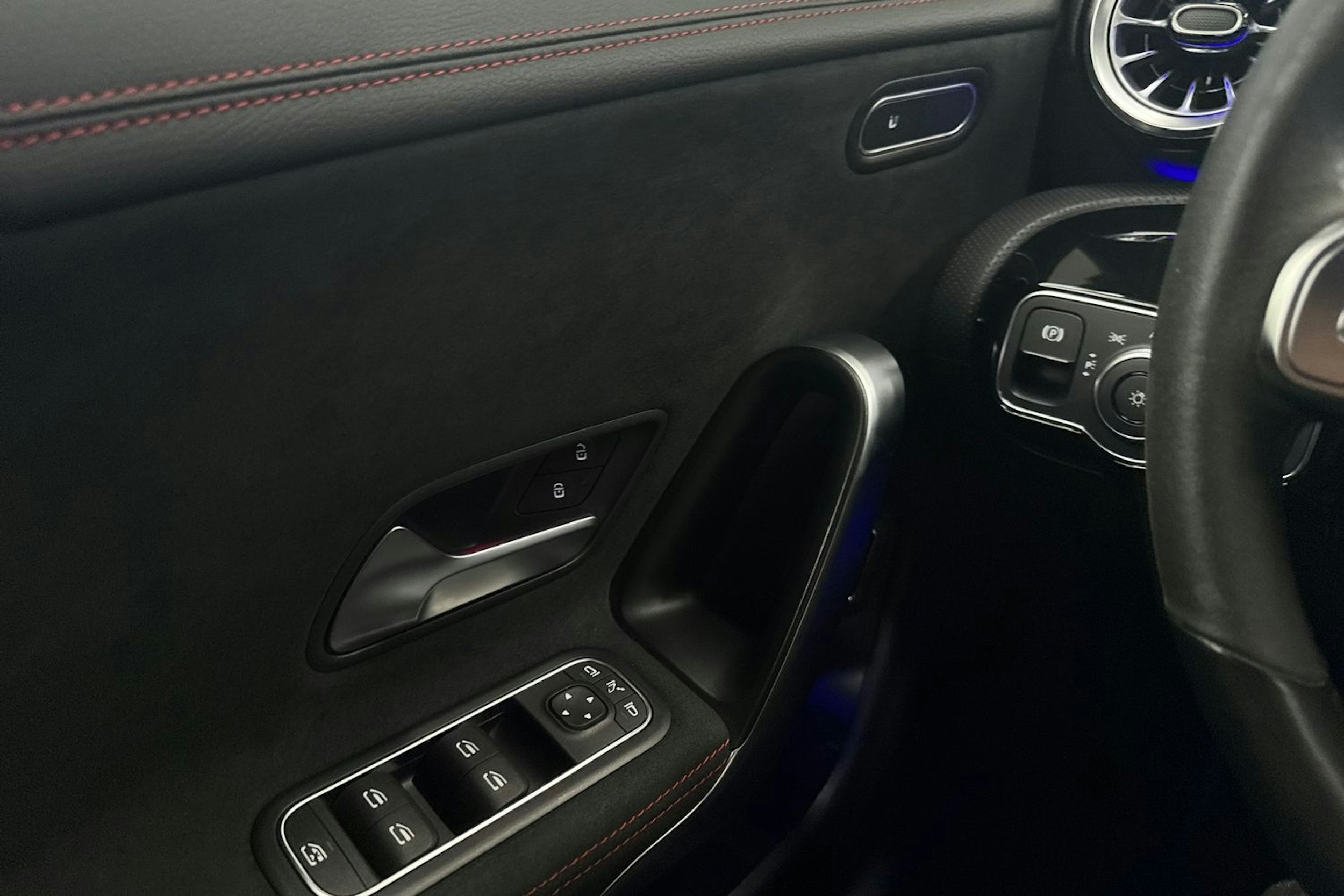 musta Mercedes-Benz CLA 2021 kuva 15.