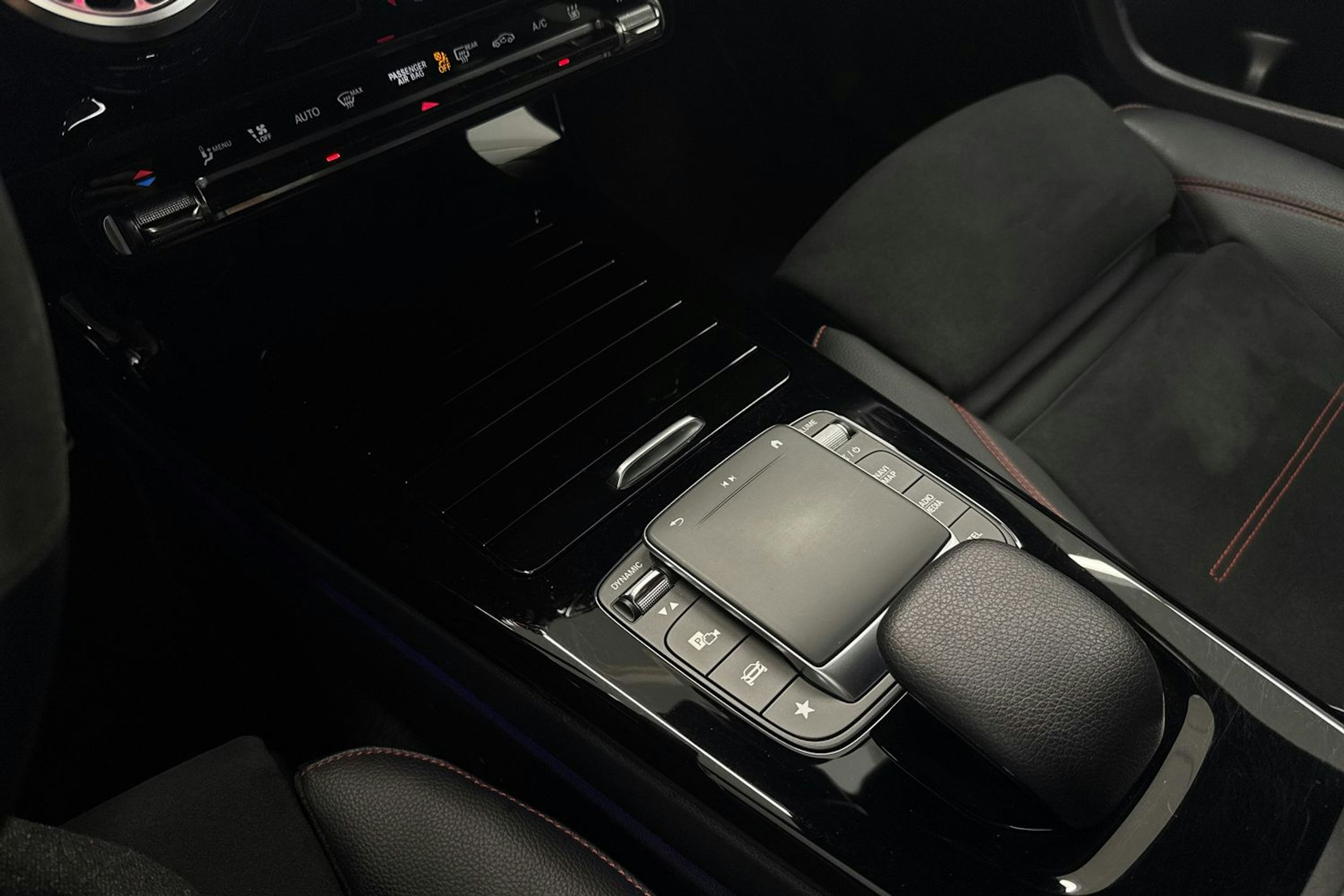 musta Mercedes-Benz CLA 2021 kuva 28.