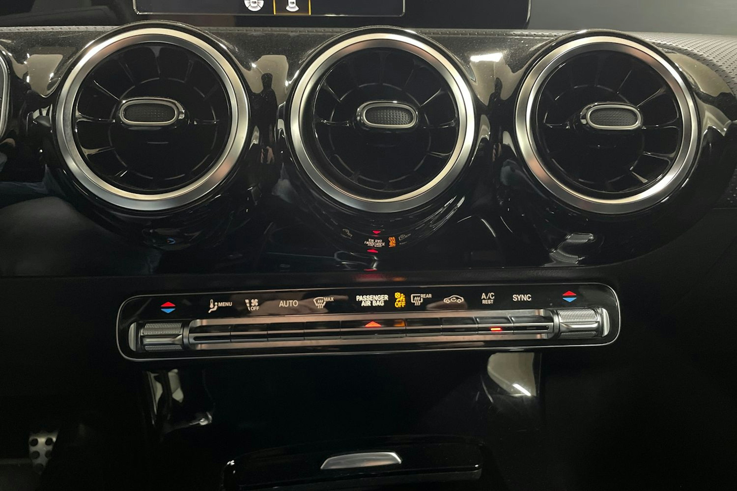 Musta Mercedes-Benz CLA 2021 kuva 19.
