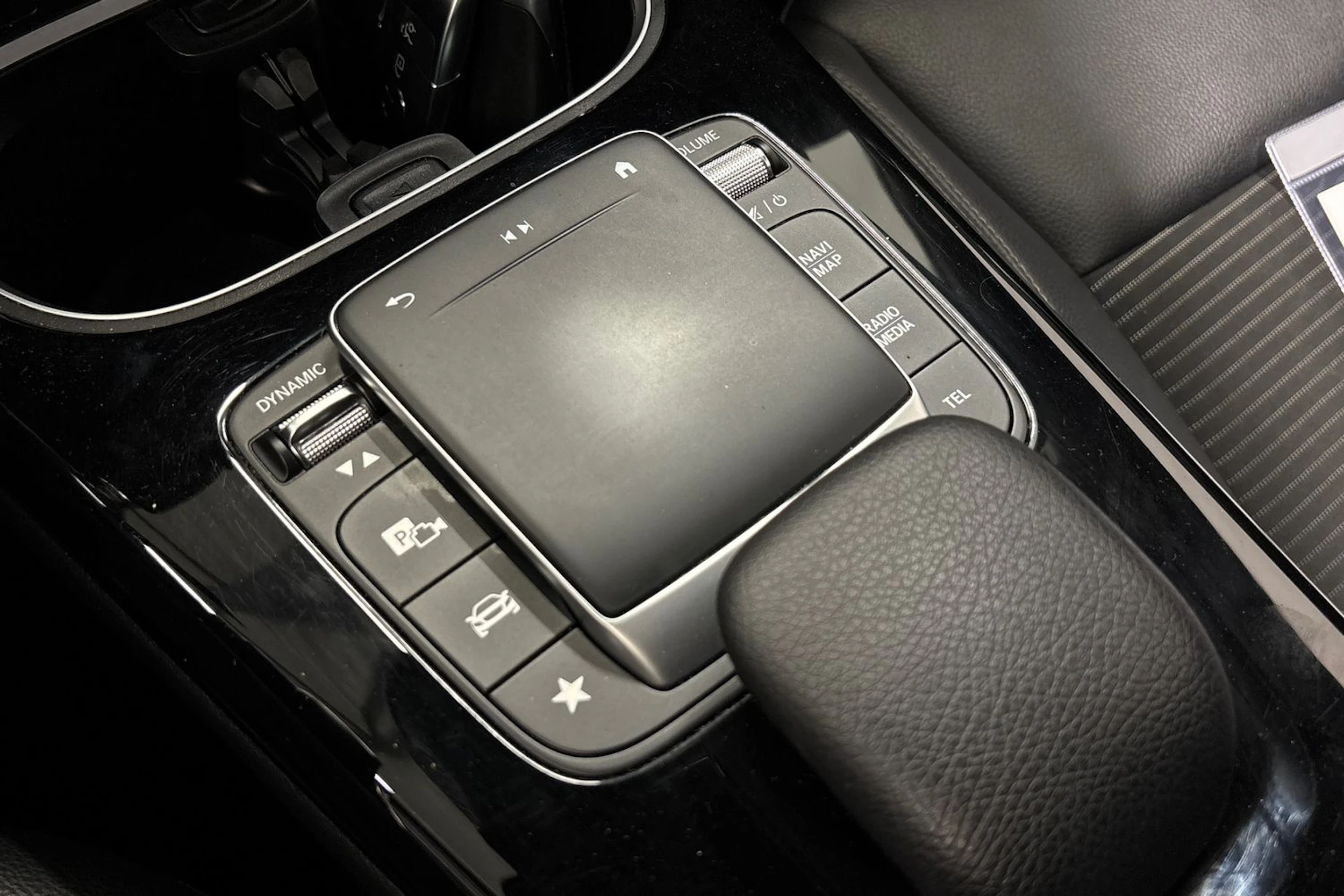 musta Mercedes-Benz CLA 2022 kuva 24.