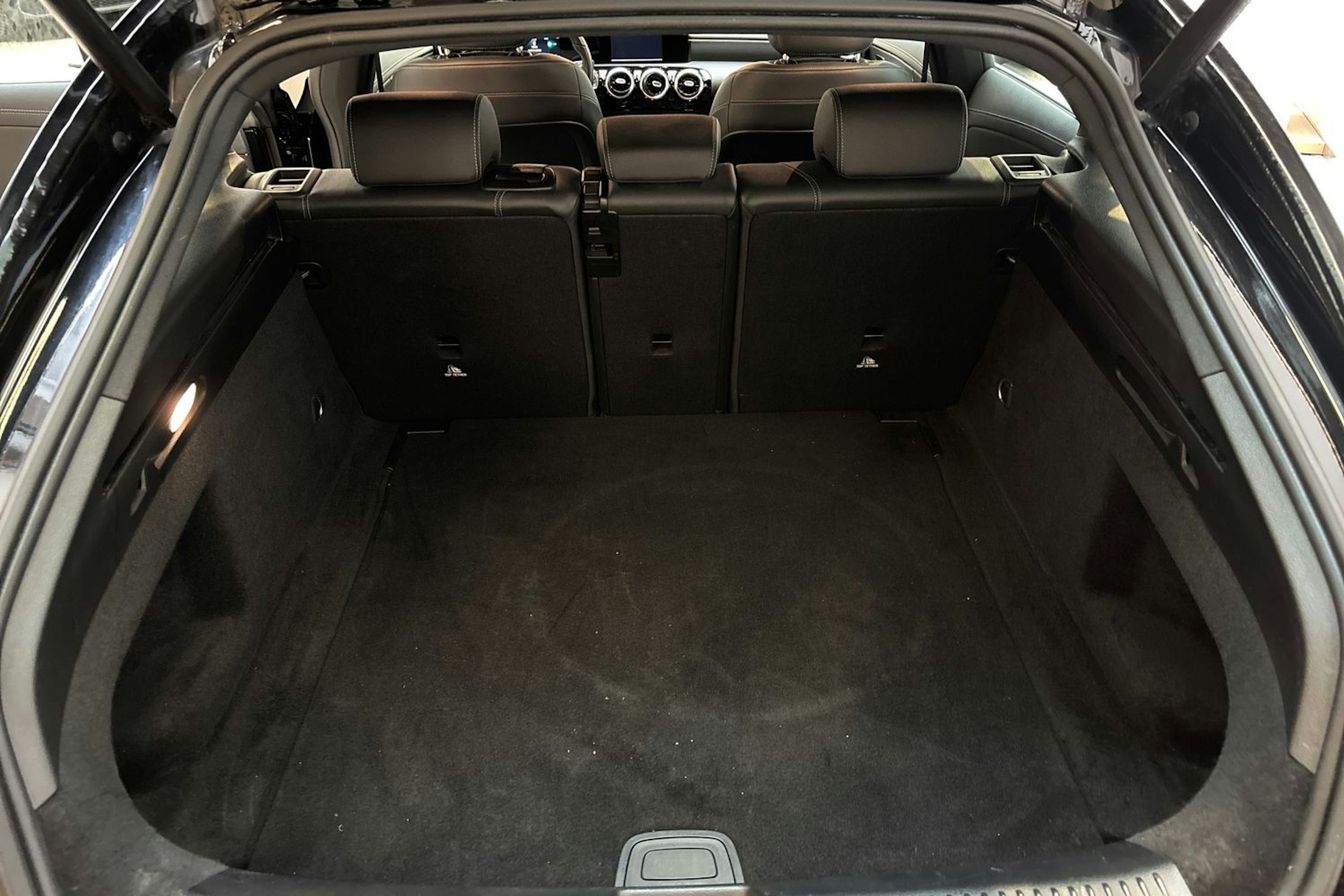 musta Mercedes-Benz CLA 2022 kuva 15.