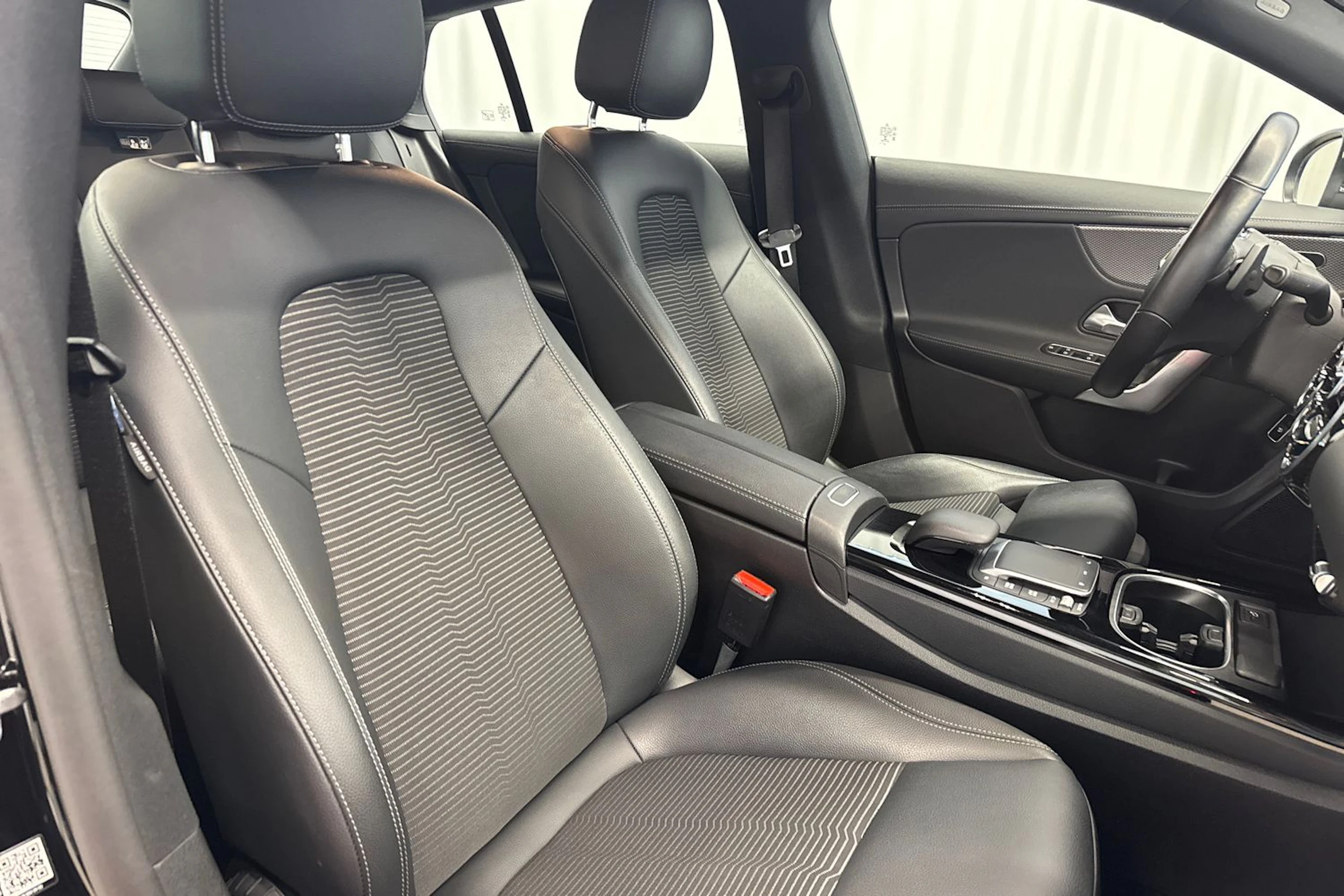 musta Mercedes-Benz CLA 2023 kuva 13.