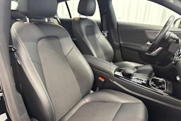 musta Mercedes-Benz CLA 2023 kuva 13.