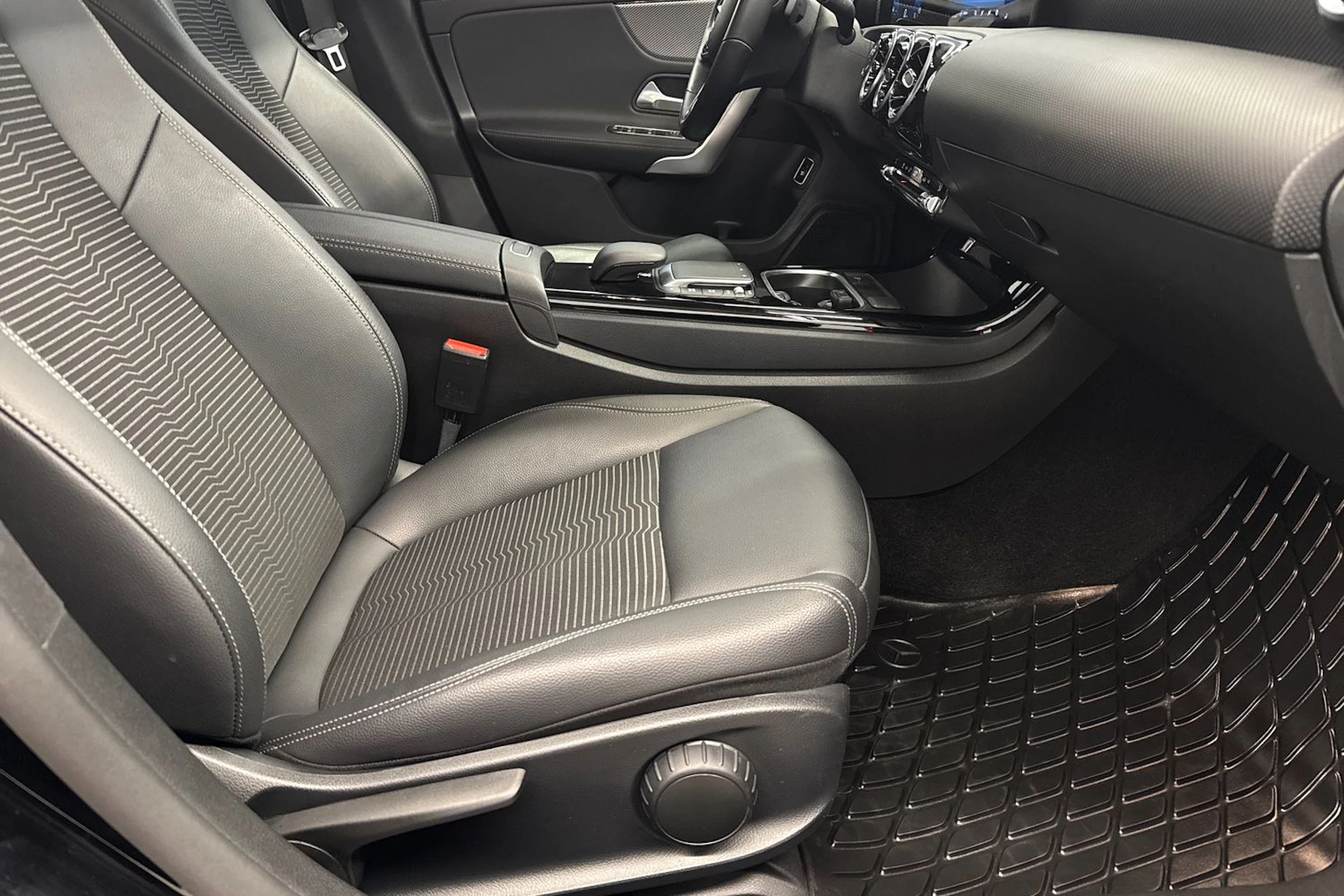 musta Mercedes-Benz CLA 2023 kuva 15.