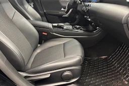 musta Mercedes-Benz CLA 2023 kuva 15.