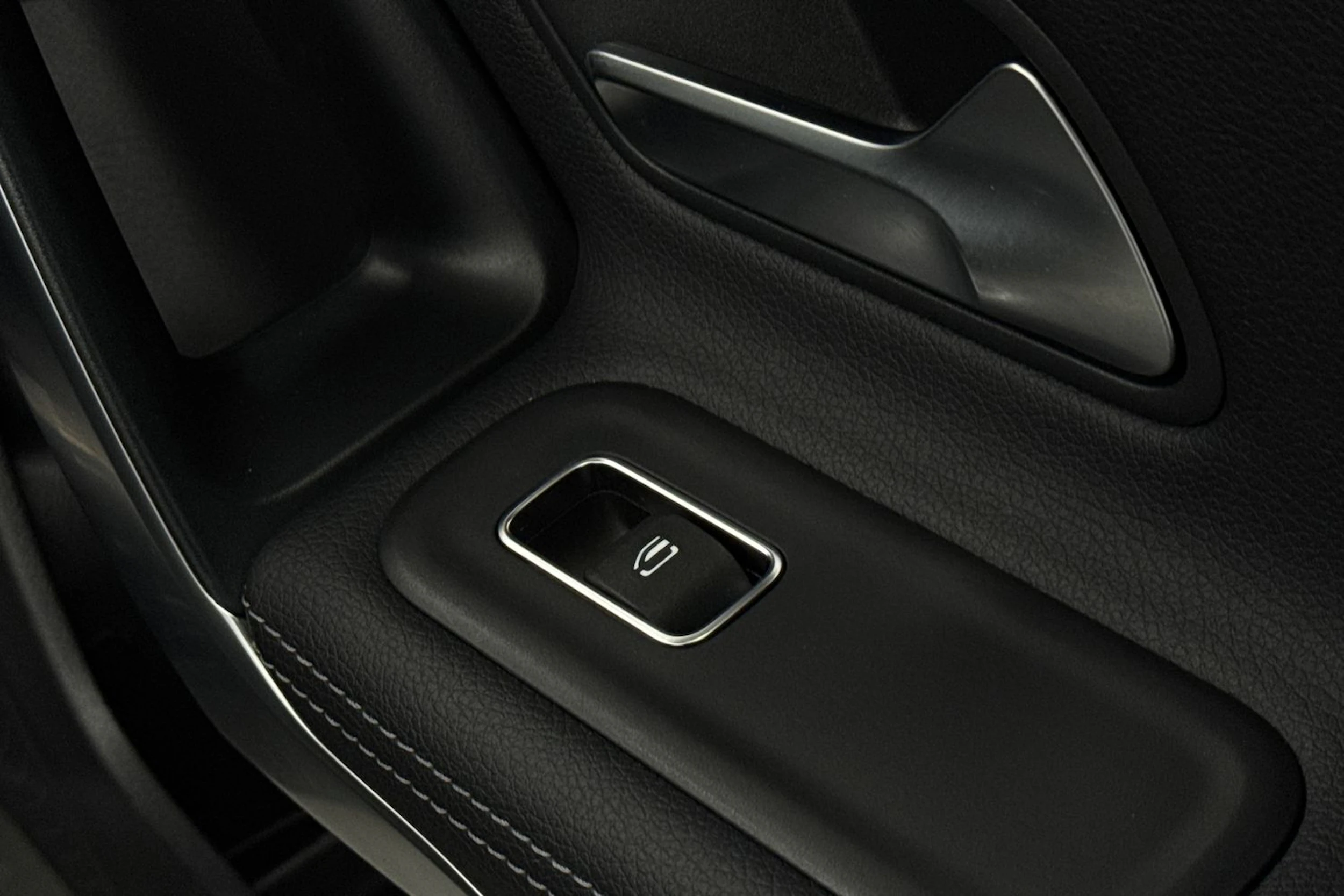 musta Mercedes-Benz CLA 2023 kuva 17.