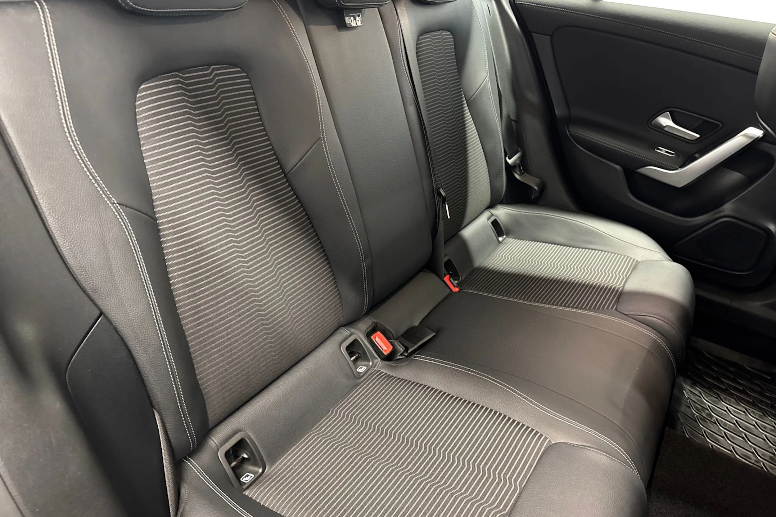 musta Mercedes-Benz CLA 2023 kuva 18.