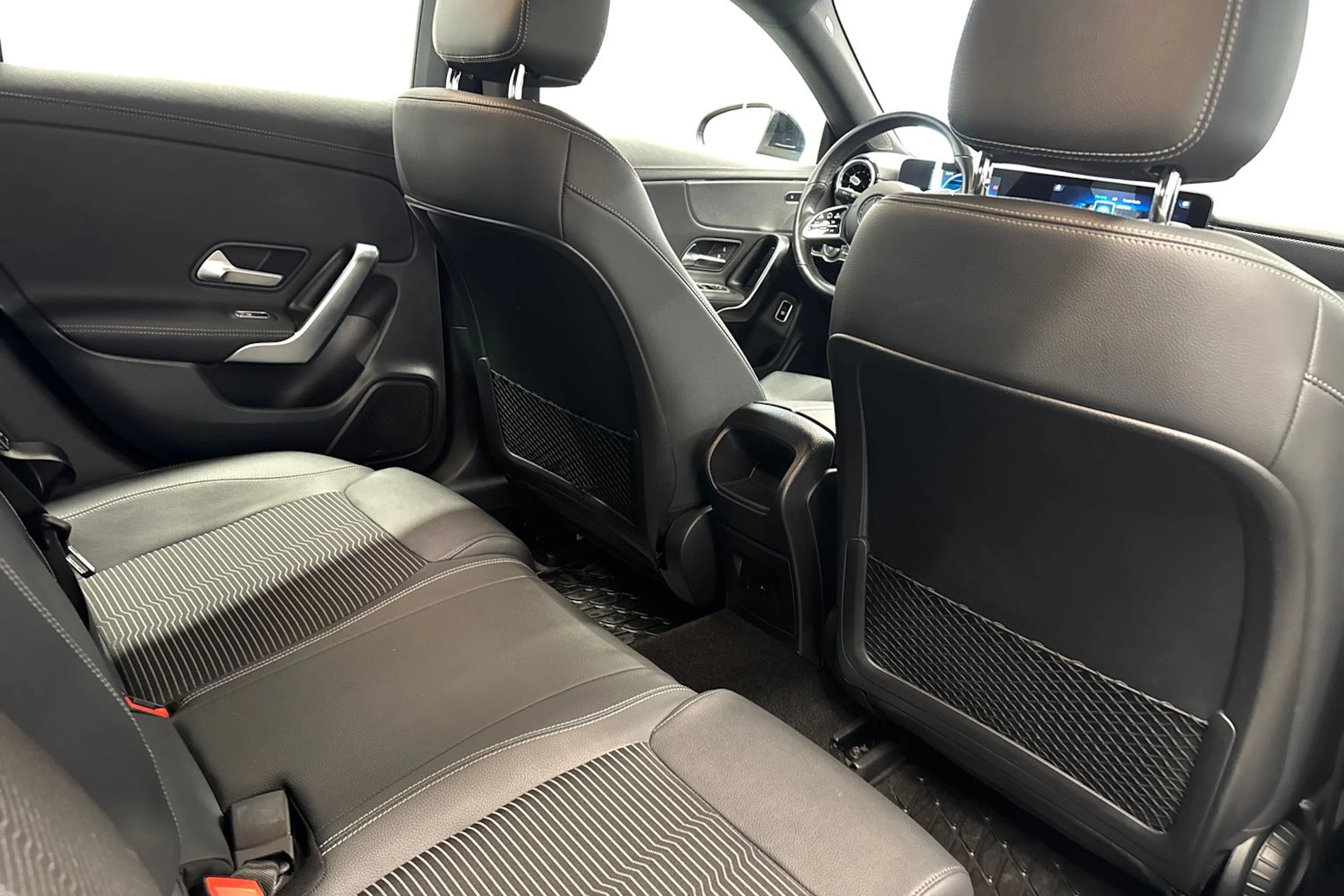 musta Mercedes-Benz CLA 2023 kuva 20.