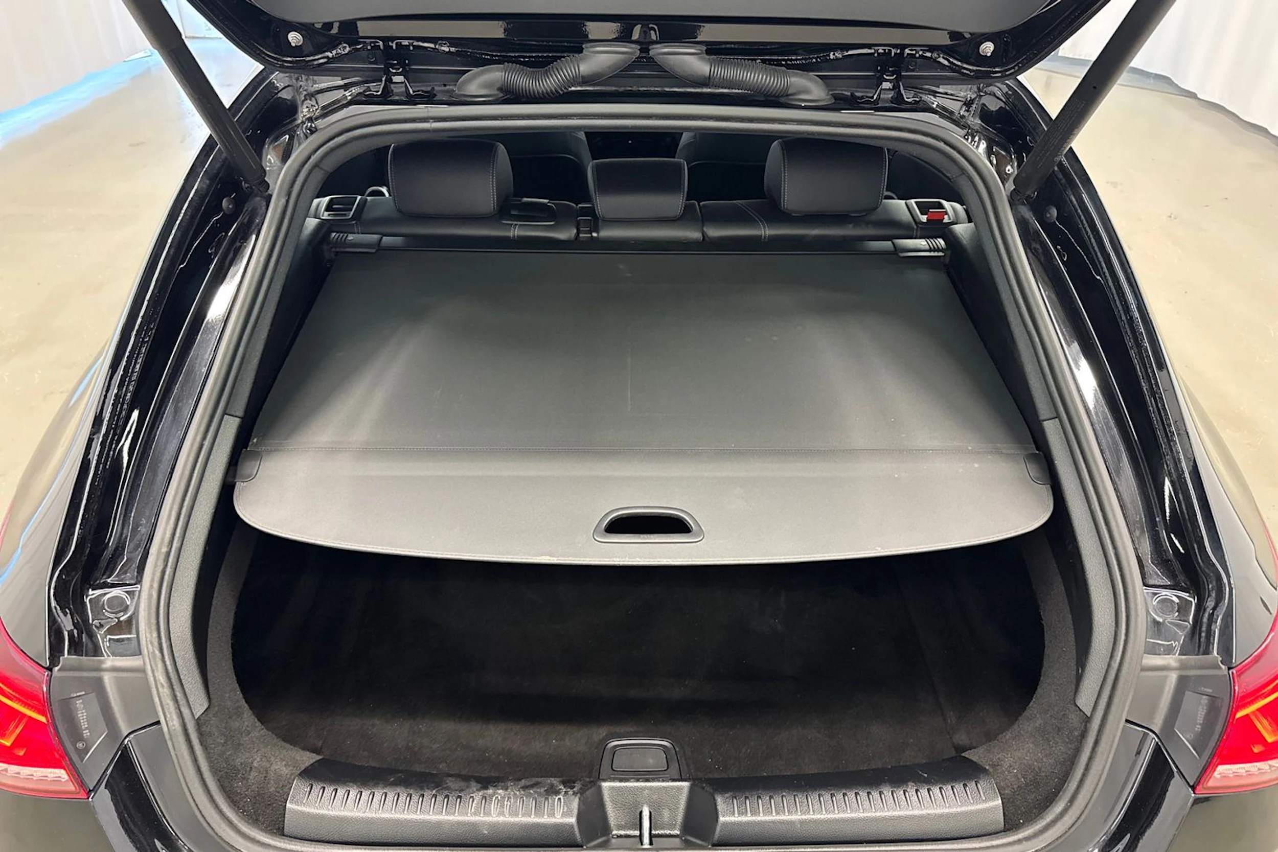 musta Mercedes-Benz CLA 2023 kuva 21.