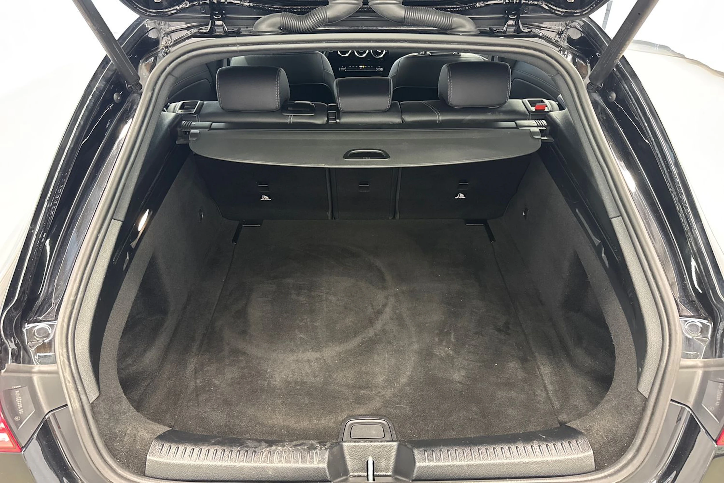 musta Mercedes-Benz CLA 2023 kuva 22.