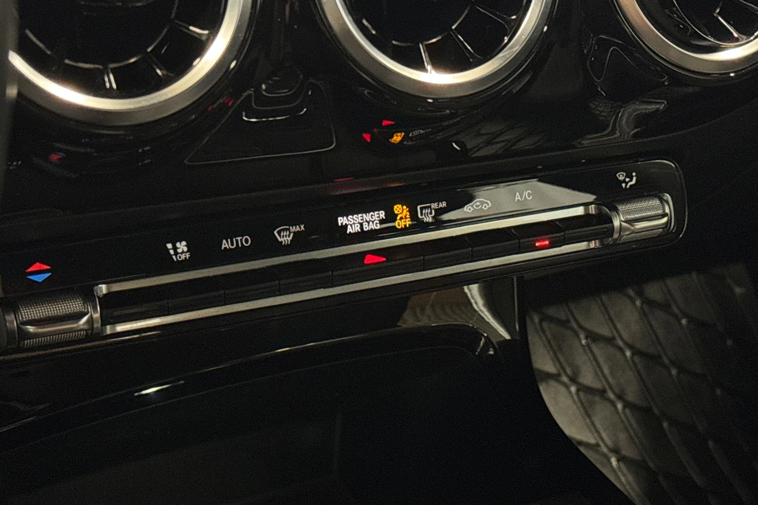musta Mercedes-Benz CLA 2023 kuva 40.