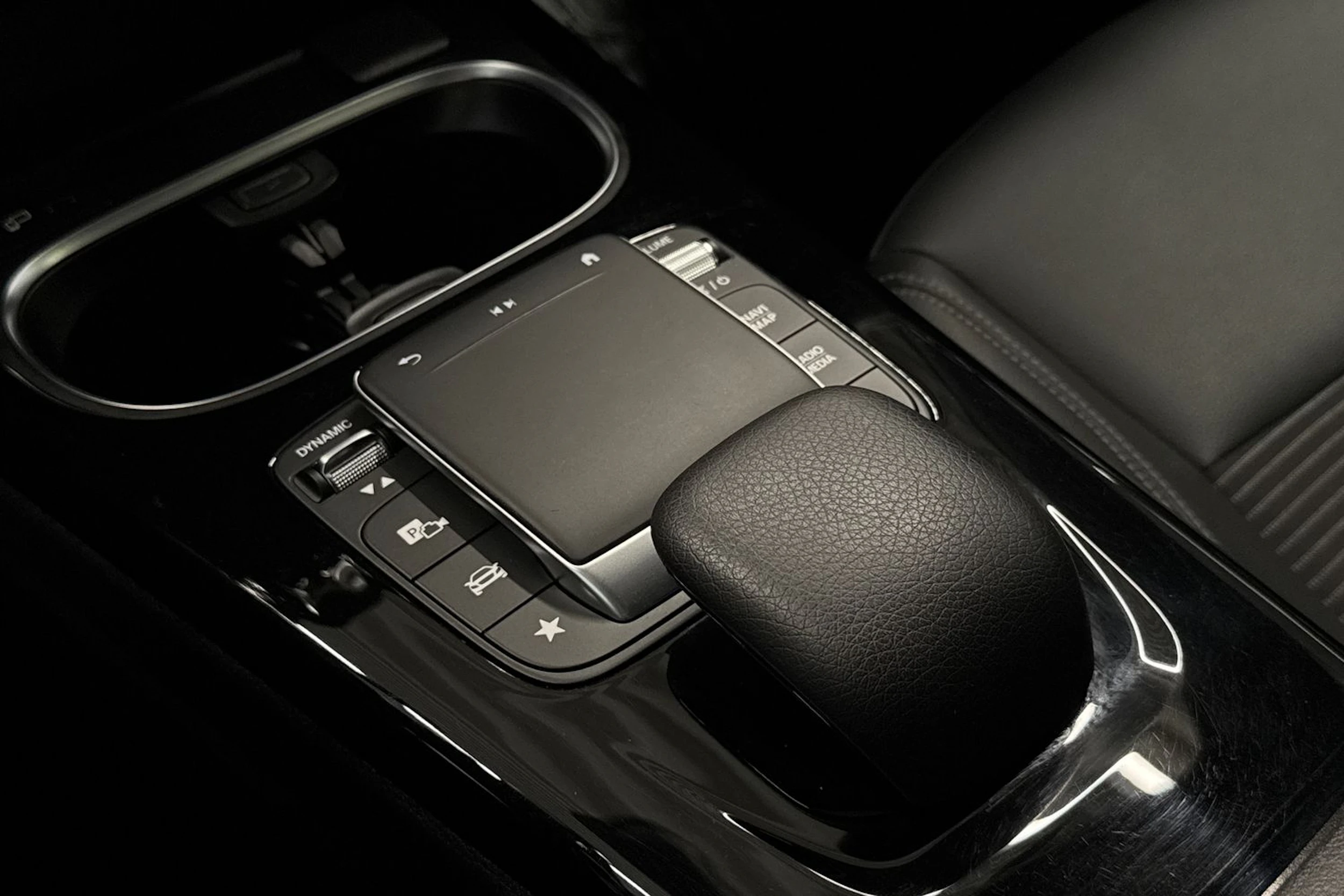musta Mercedes-Benz CLA 2023 kuva 41.