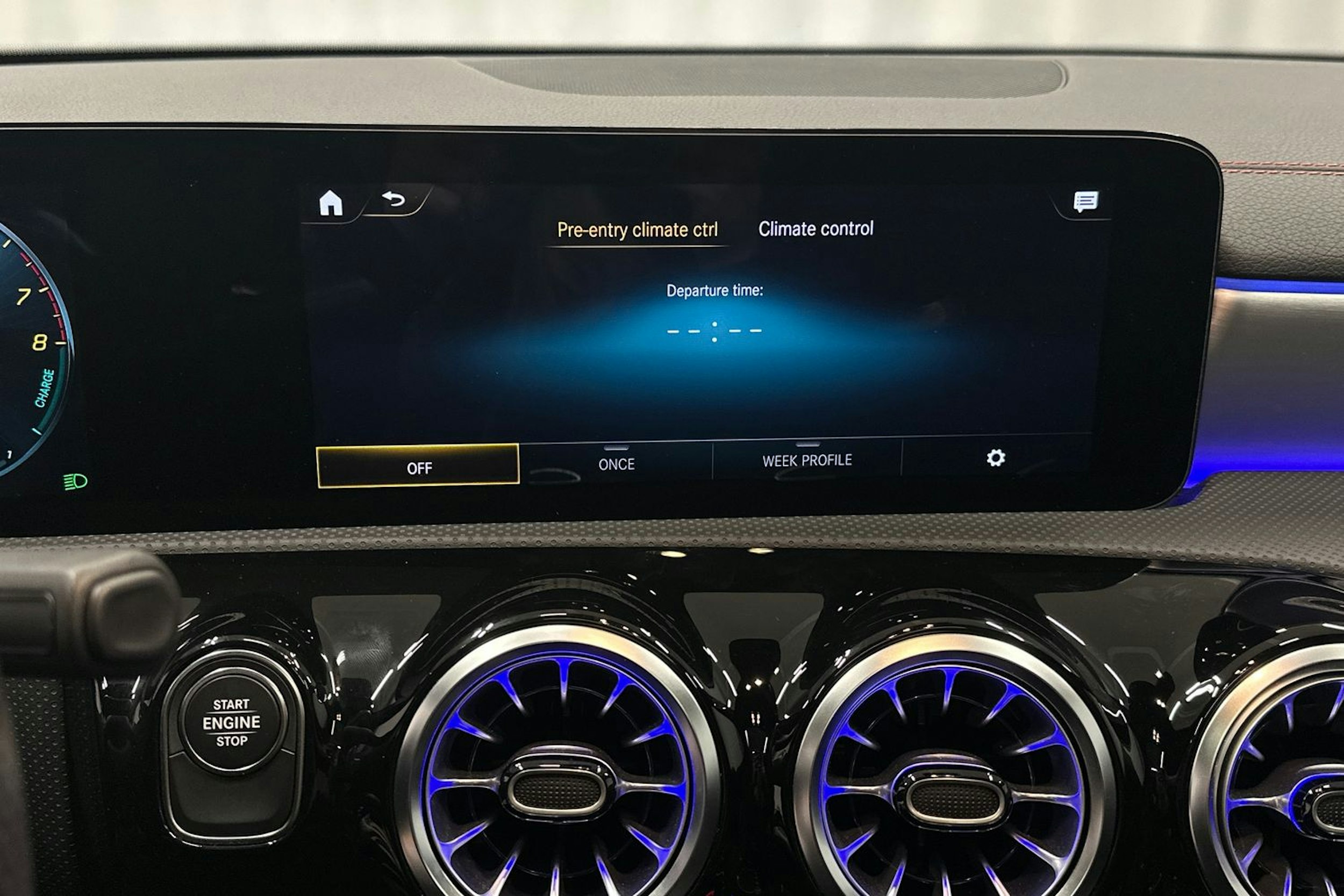 harmaa Mercedes-Benz CLA 2022 kuva 23.