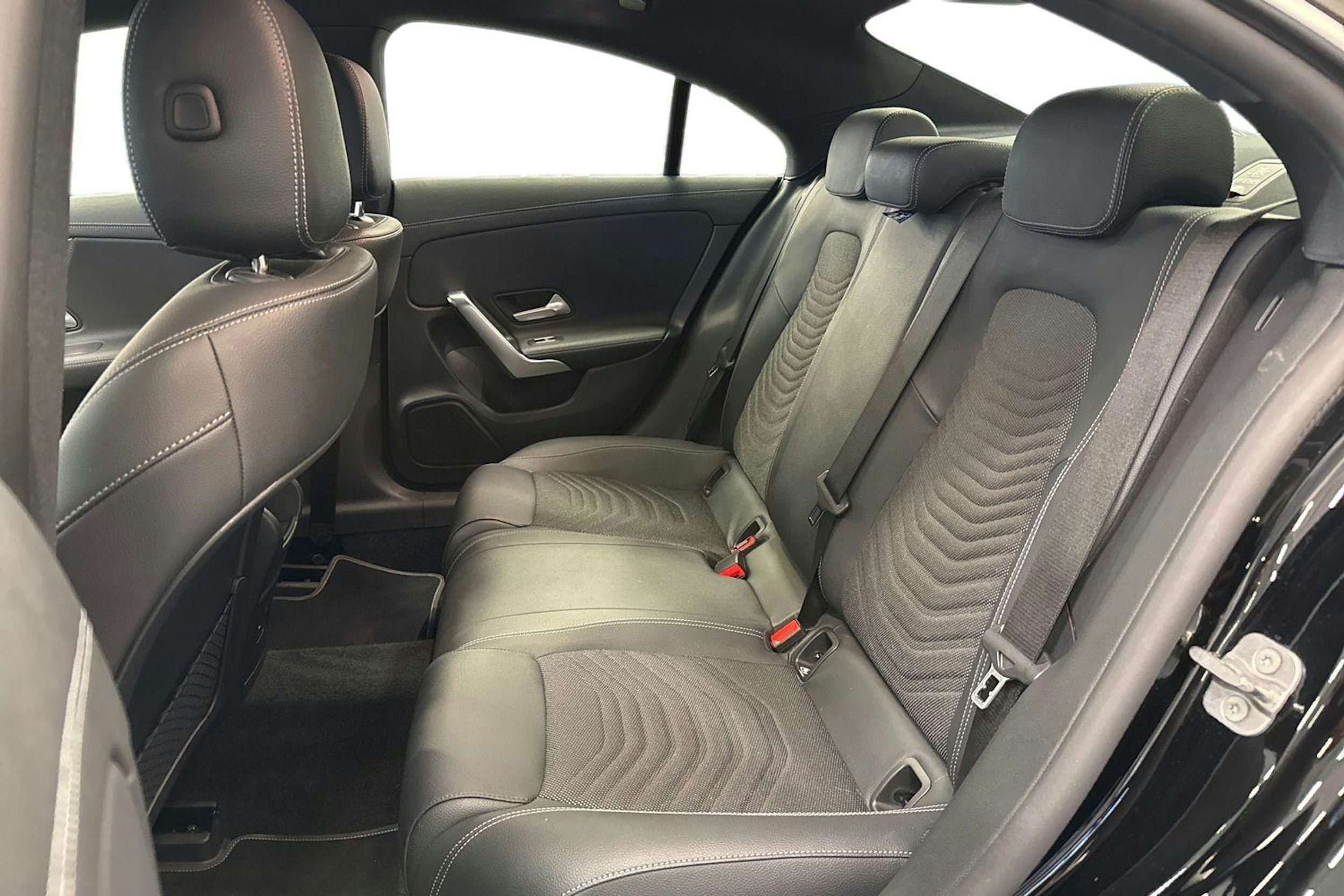 Musta Mercedes-Benz CLA 2023 kuva 10.