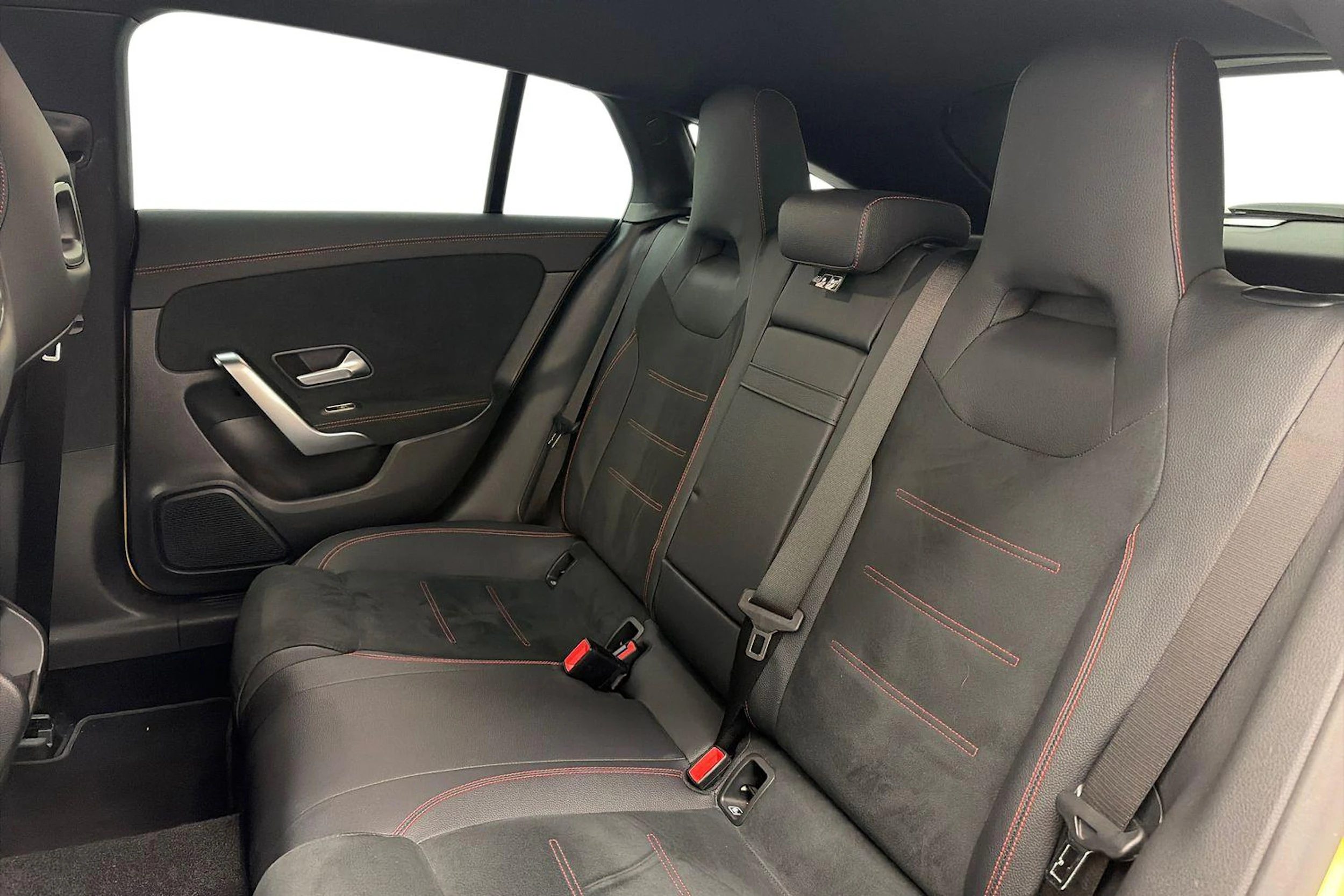 keltainen Mercedes-Benz CLA 2023 kuva 8.