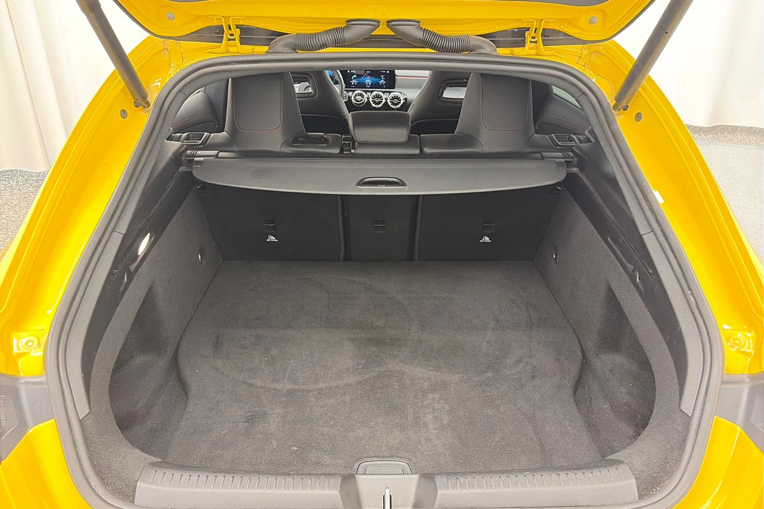 keltainen Mercedes-Benz CLA 2023 kuva 11.