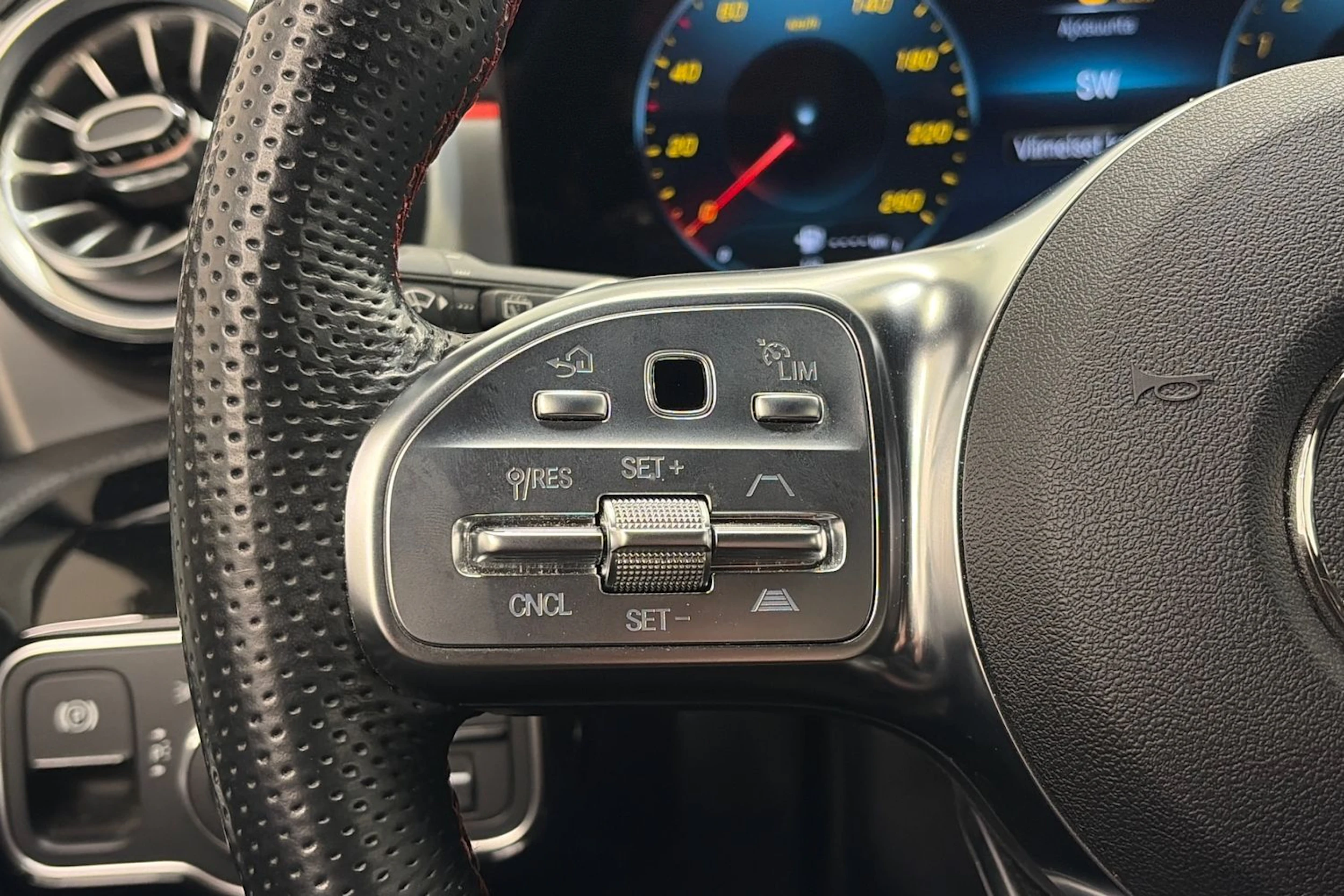 keltainen Mercedes-Benz CLA 2023 kuva 16.