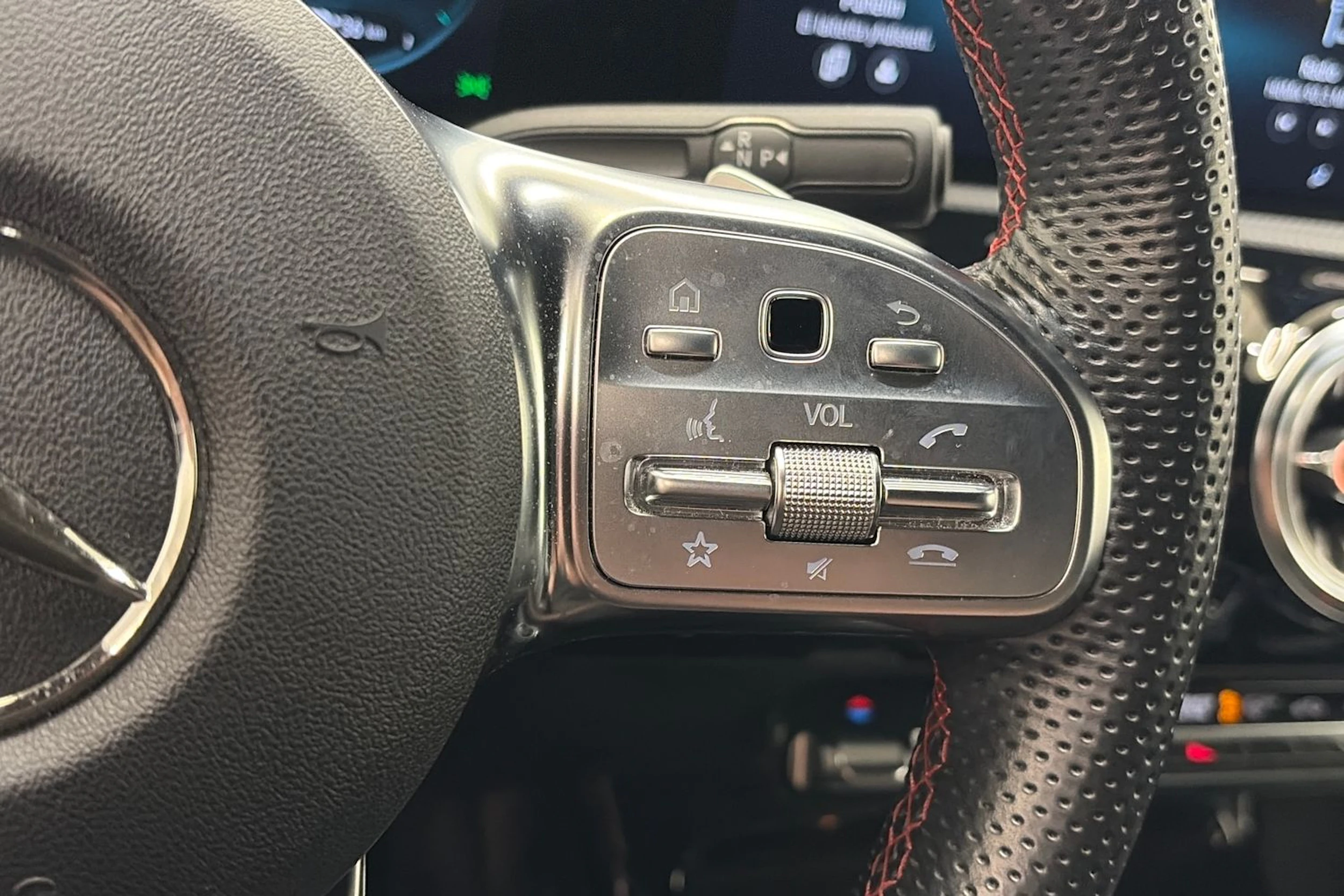 keltainen Mercedes-Benz CLA 2023 kuva 17.