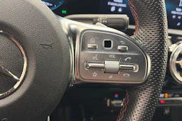 keltainen Mercedes-Benz CLA 2023 kuva 17.