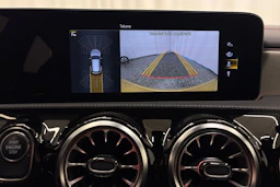 keltainen Mercedes-Benz CLA 2023 kuva 18.