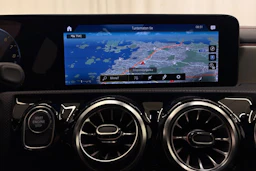 keltainen Mercedes-Benz CLA 2023 kuva 19.