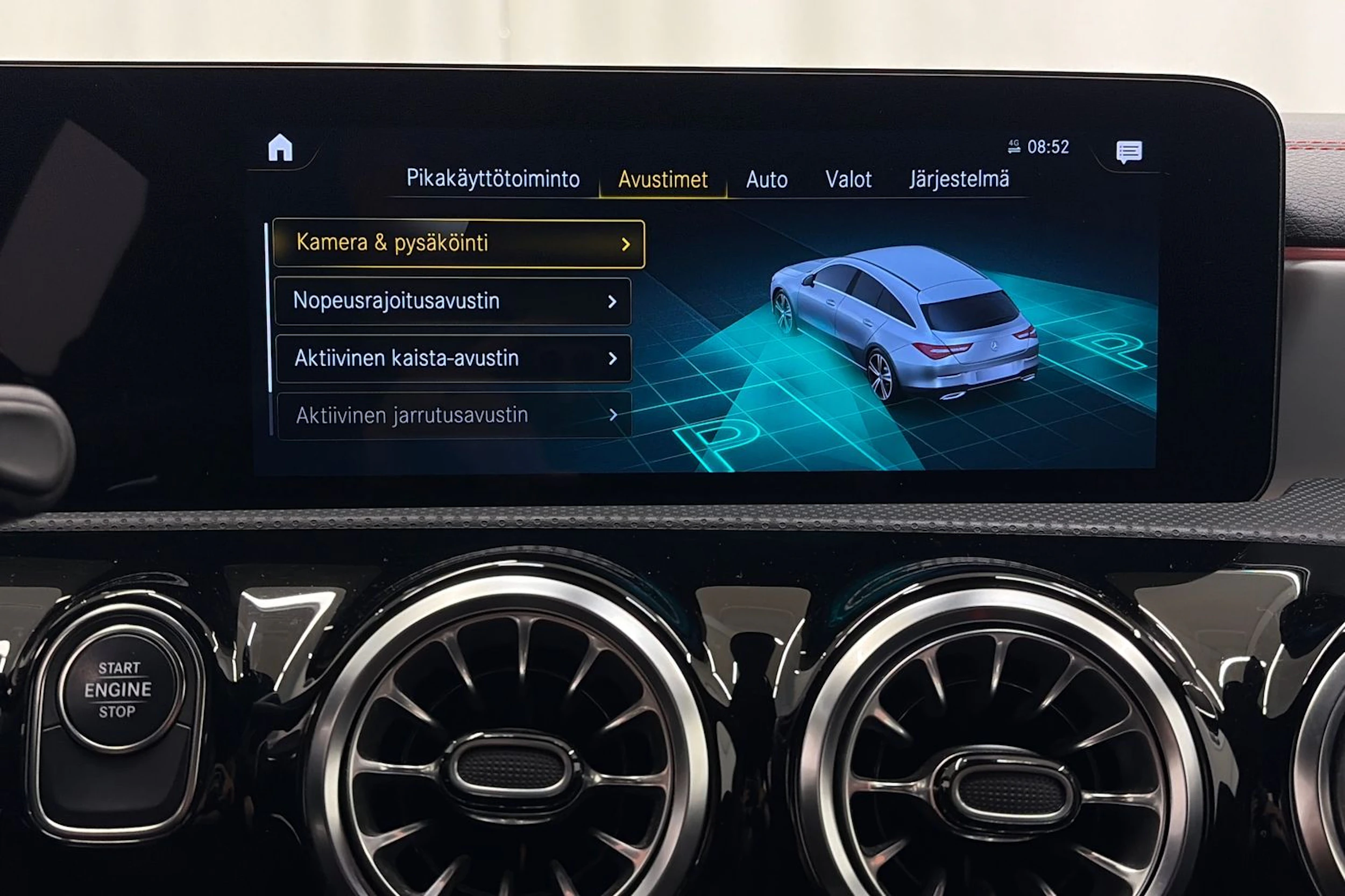 keltainen Mercedes-Benz CLA 2023 kuva 20.