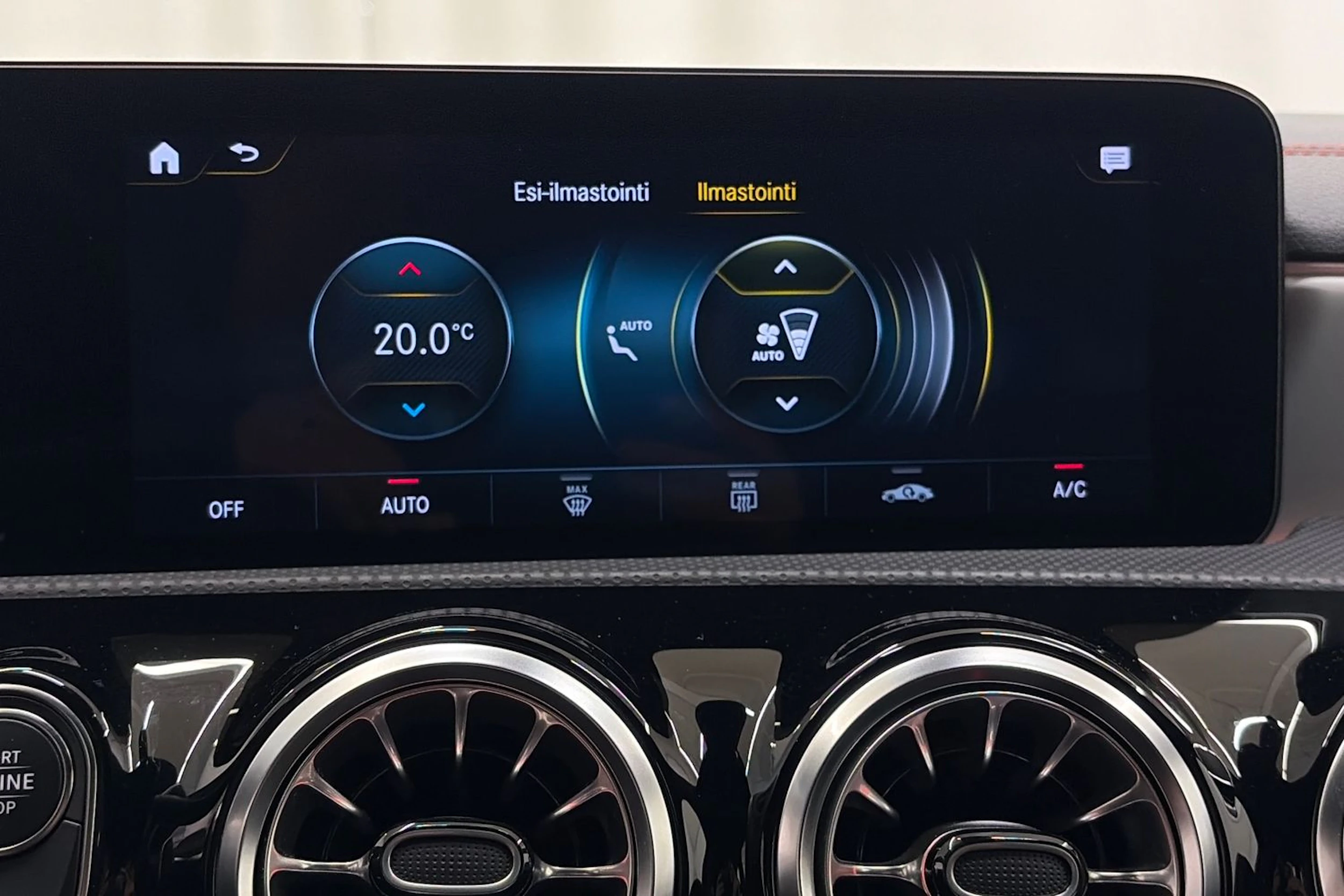 keltainen Mercedes-Benz CLA 2023 kuva 22.
