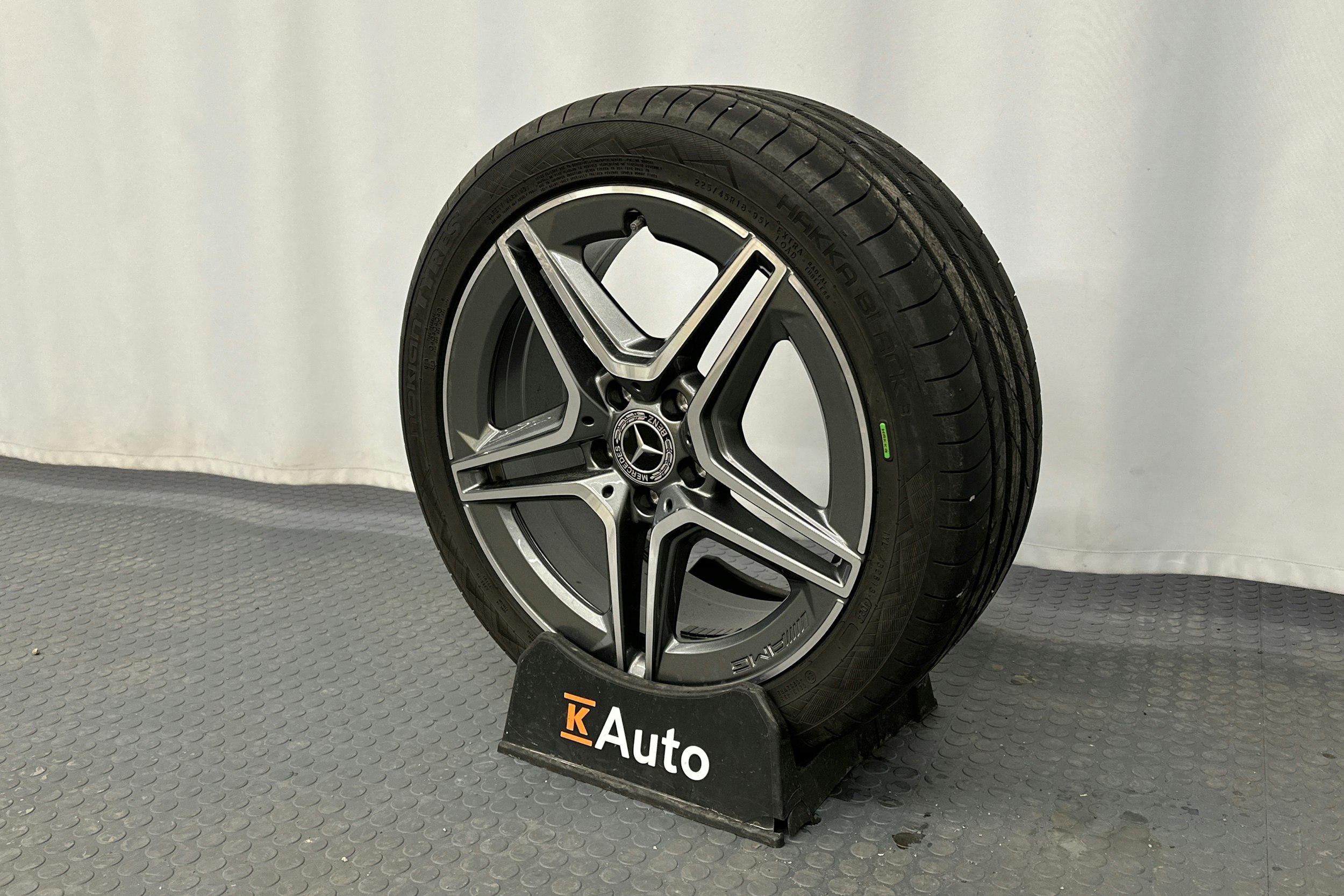 keltainen Mercedes-Benz CLA 2023 kuva 13.