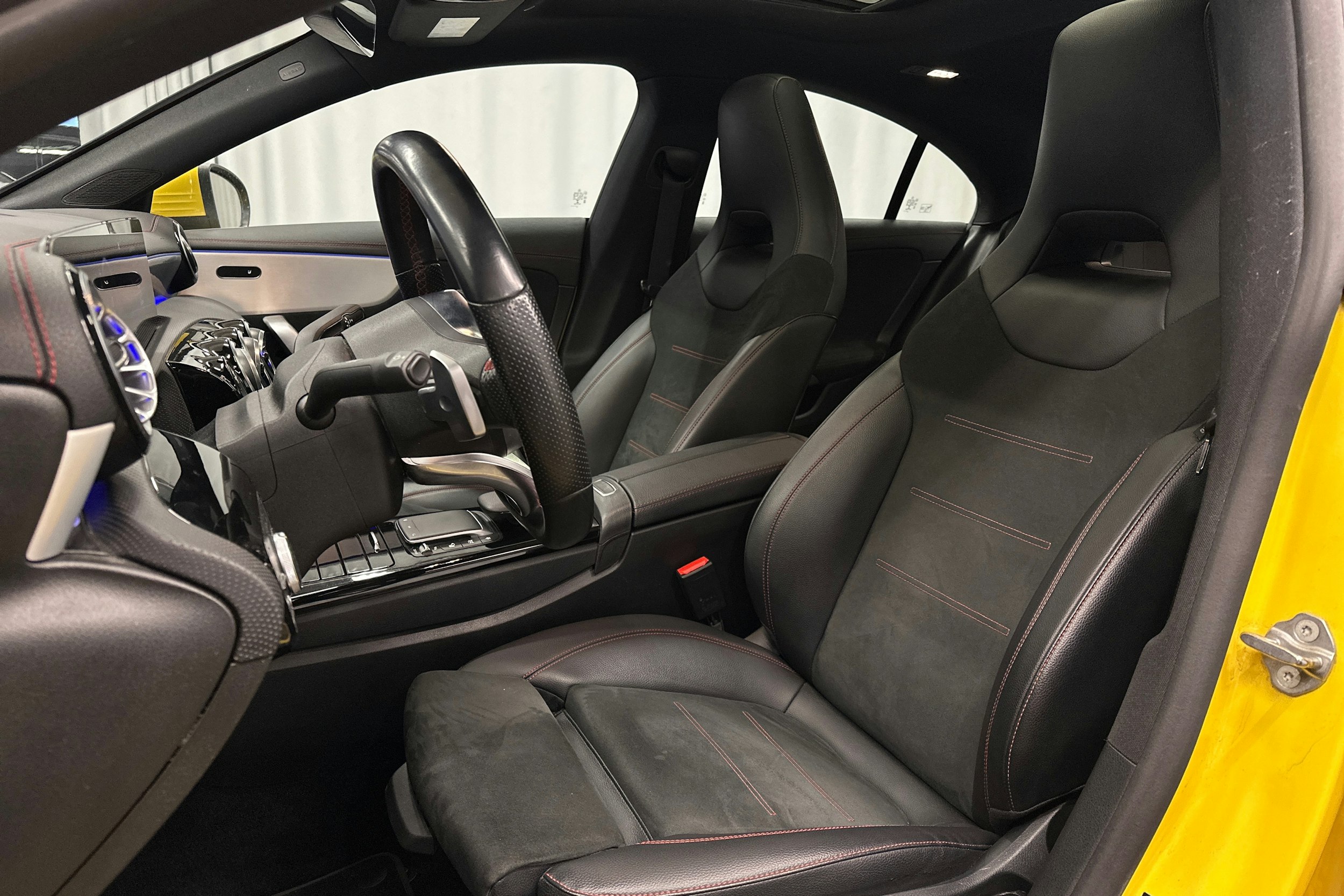 keltainen Mercedes-Benz CLA 2023 kuva 16.