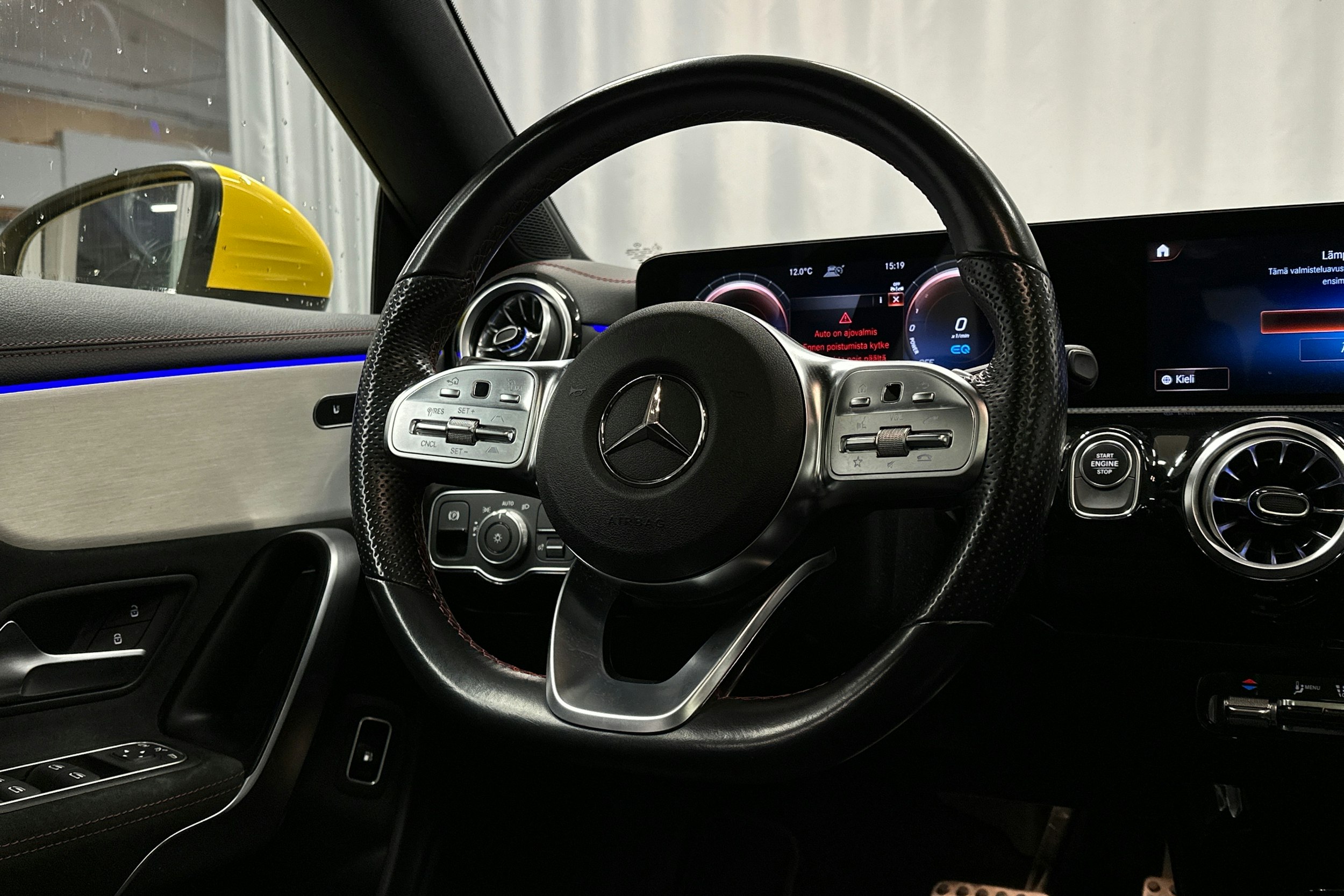 keltainen Mercedes-Benz CLA 2023 kuva 17.