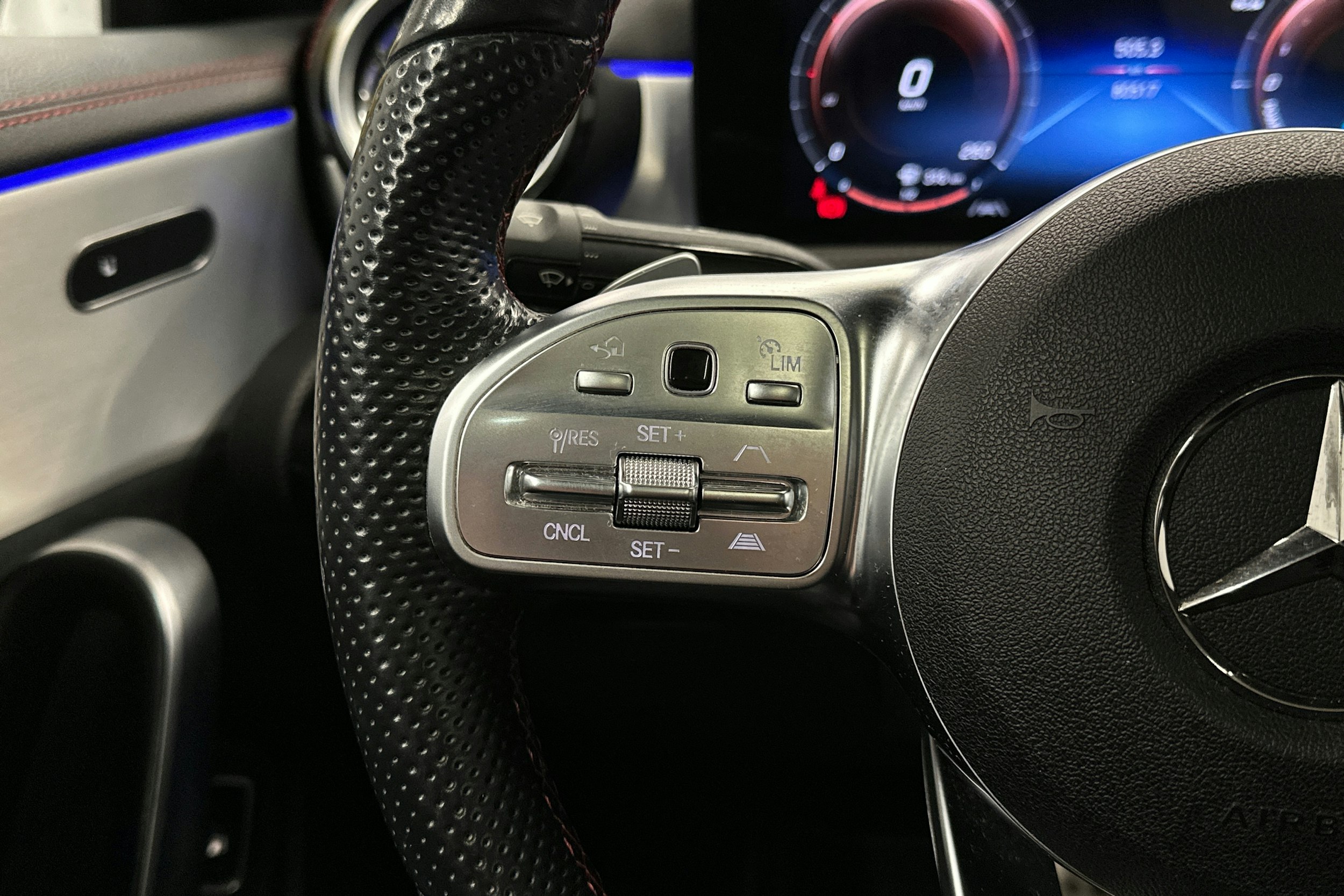 keltainen Mercedes-Benz CLA 2023 kuva 18.